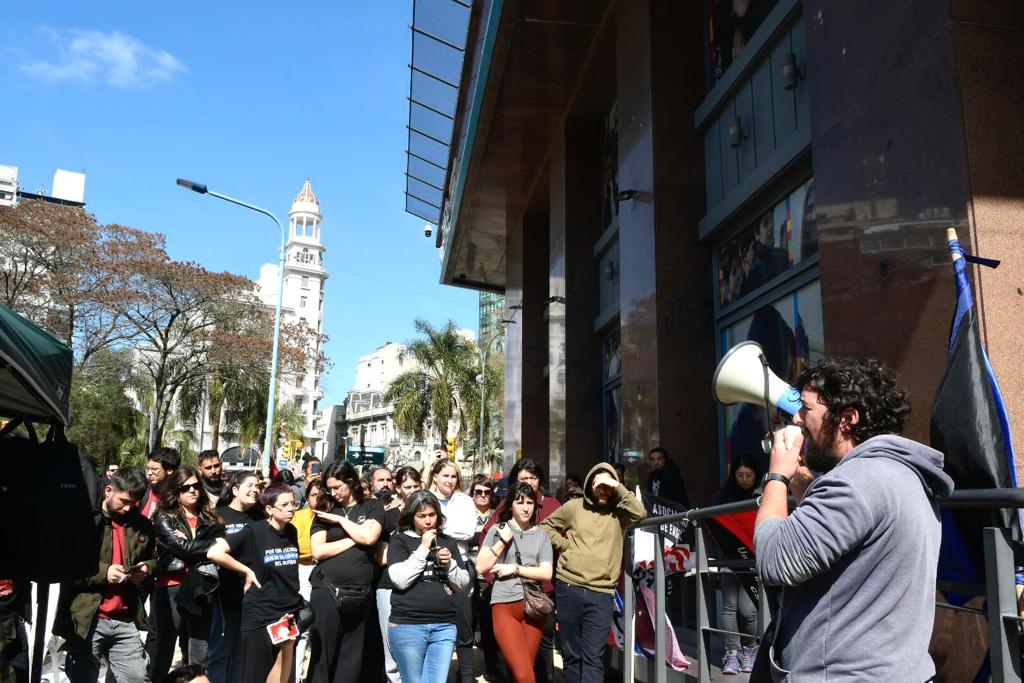 Unión de Funcionarios de Codicen manifiestan al no poder ocupar. Foto: Leonardo Mainé