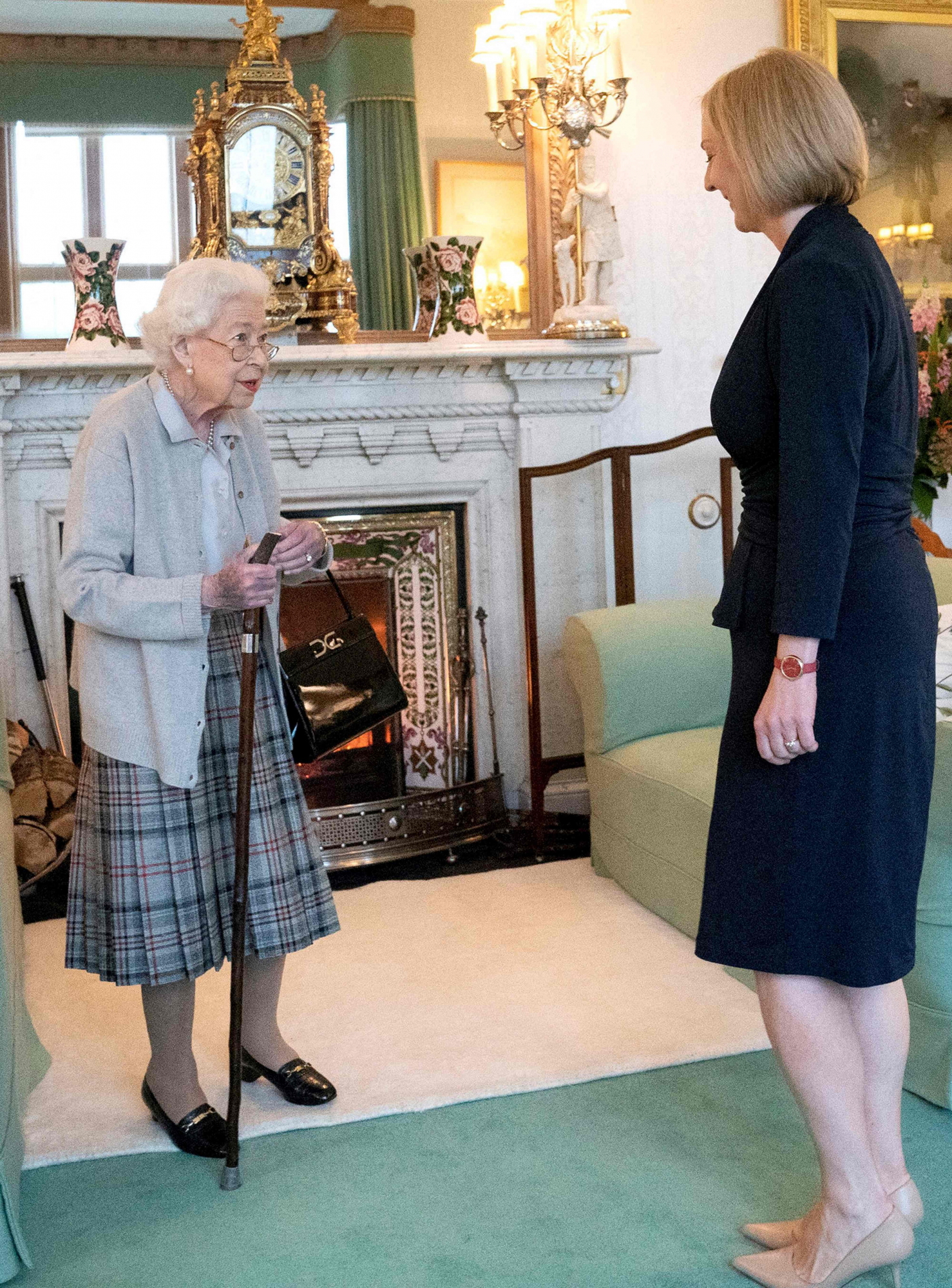 La reina Isabel II y Liz Truss el 6 de septiembre de 2022, donde la reina invitó a Truss a formar gobierno, la última imagen en un evento público de su reina. Foto: AFP