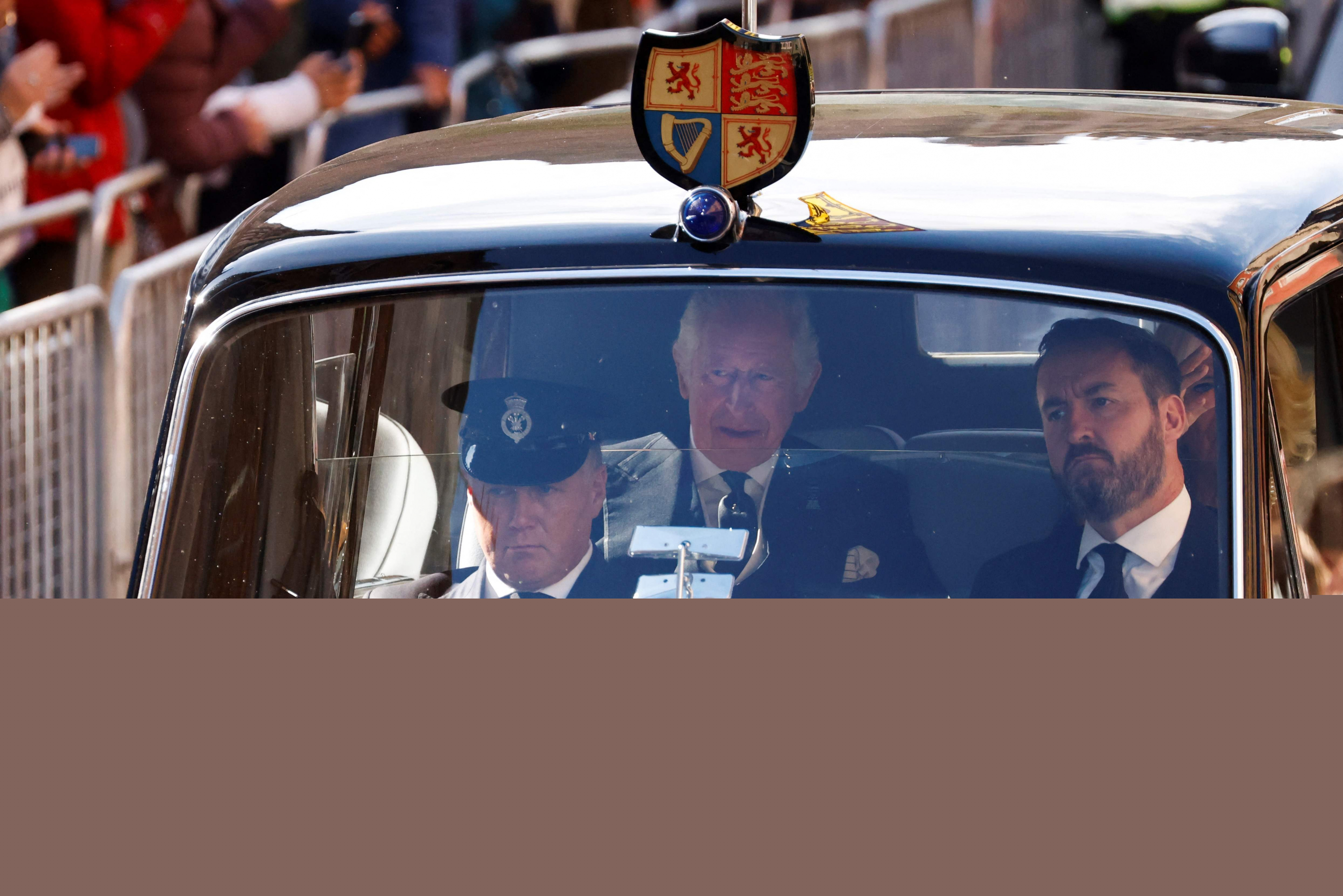 Rey Carlos III y Camilla, reina consorte, son conducidos a lo largo de la Royal Mile hacia el Palacio de Holyroodhouse. Foto: AFP
