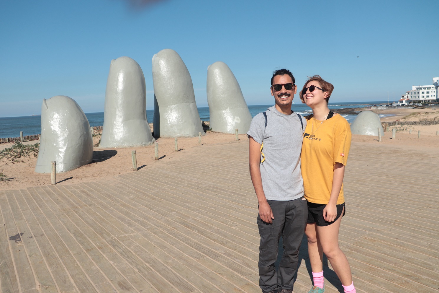 Vitor y Nathalia en los clásicos dedos de Punta del Este, donde estuvieron semanas atrás.