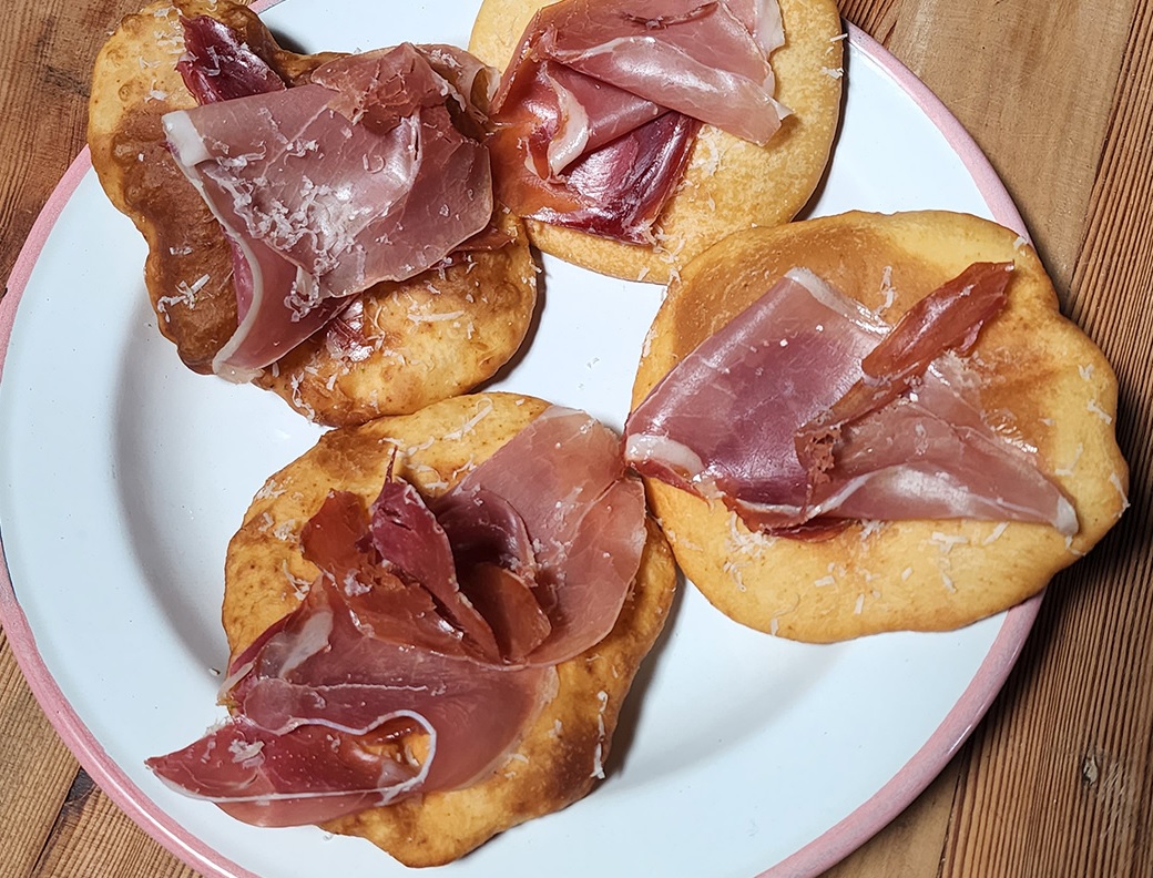 Tortas fritas, el plato que terminó lapidando a un aspirante a asador.
