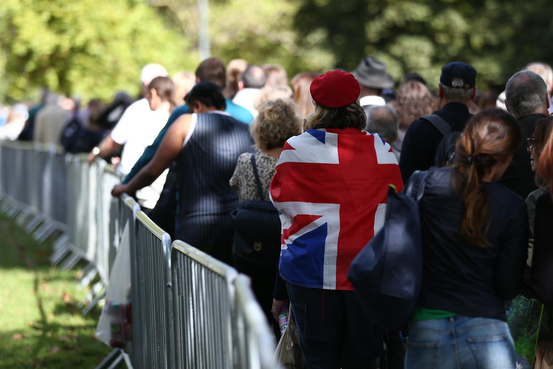 Personas hacen fila para despedir a la reina Isabel II. Foto: Efe