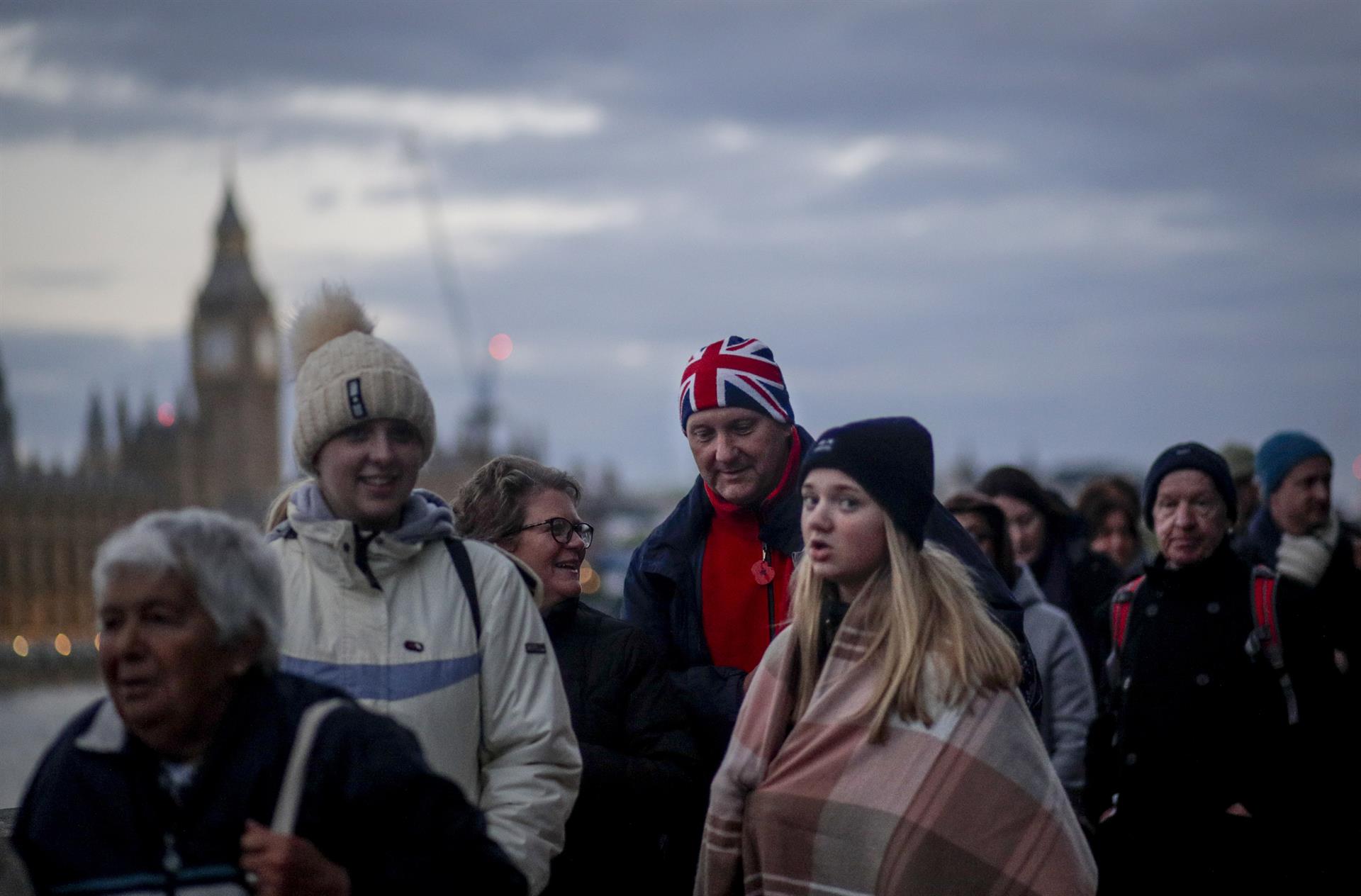 Hay una espera de más de 24 horas para despedida la reina Isabel II. Los británicos hacen fila para el funeral del siglo. Foto: EFE
