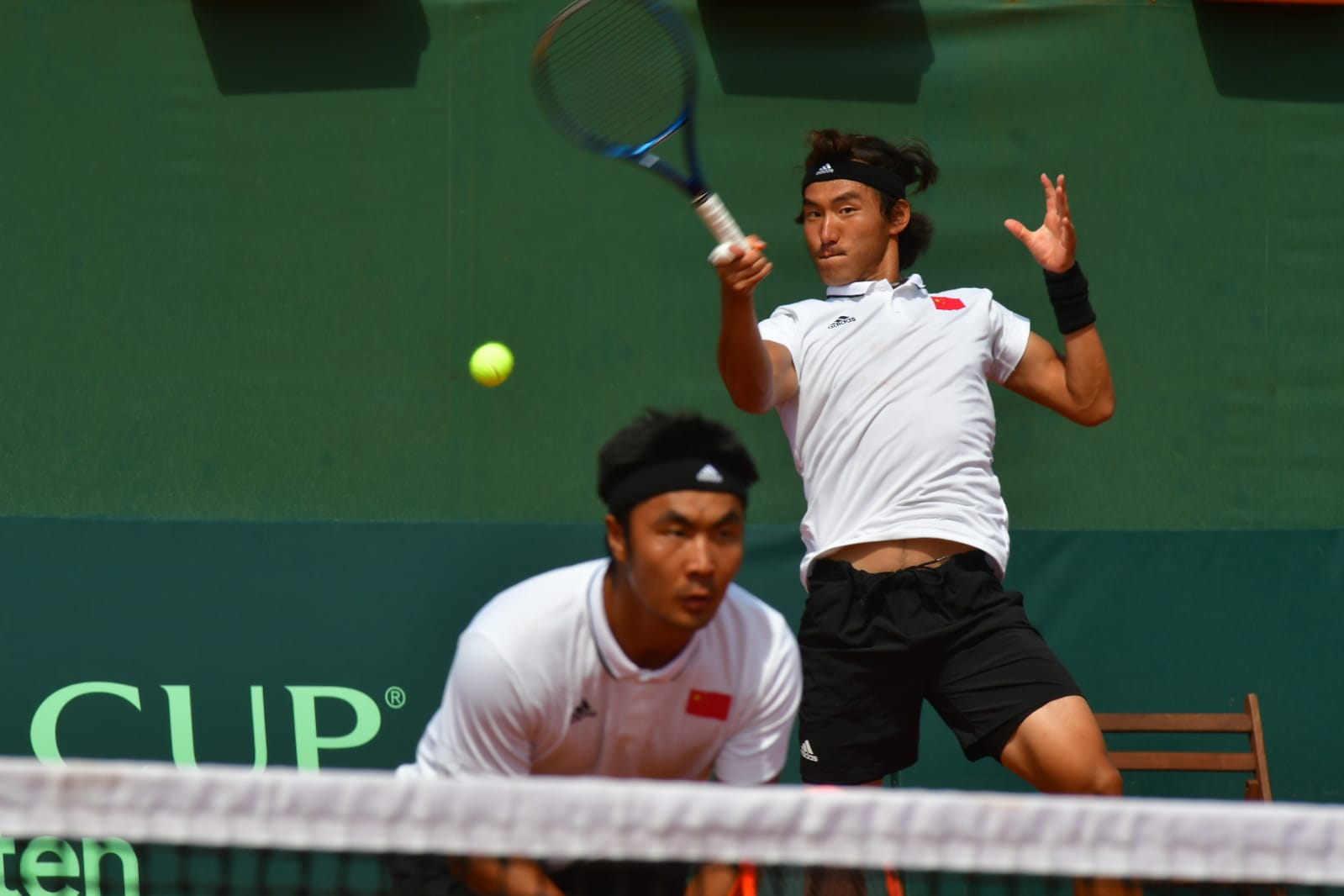 Bu Yunchaokete y Rigele Te en el partido de dobles ante Uruguay. Foto: Francisco Flores.