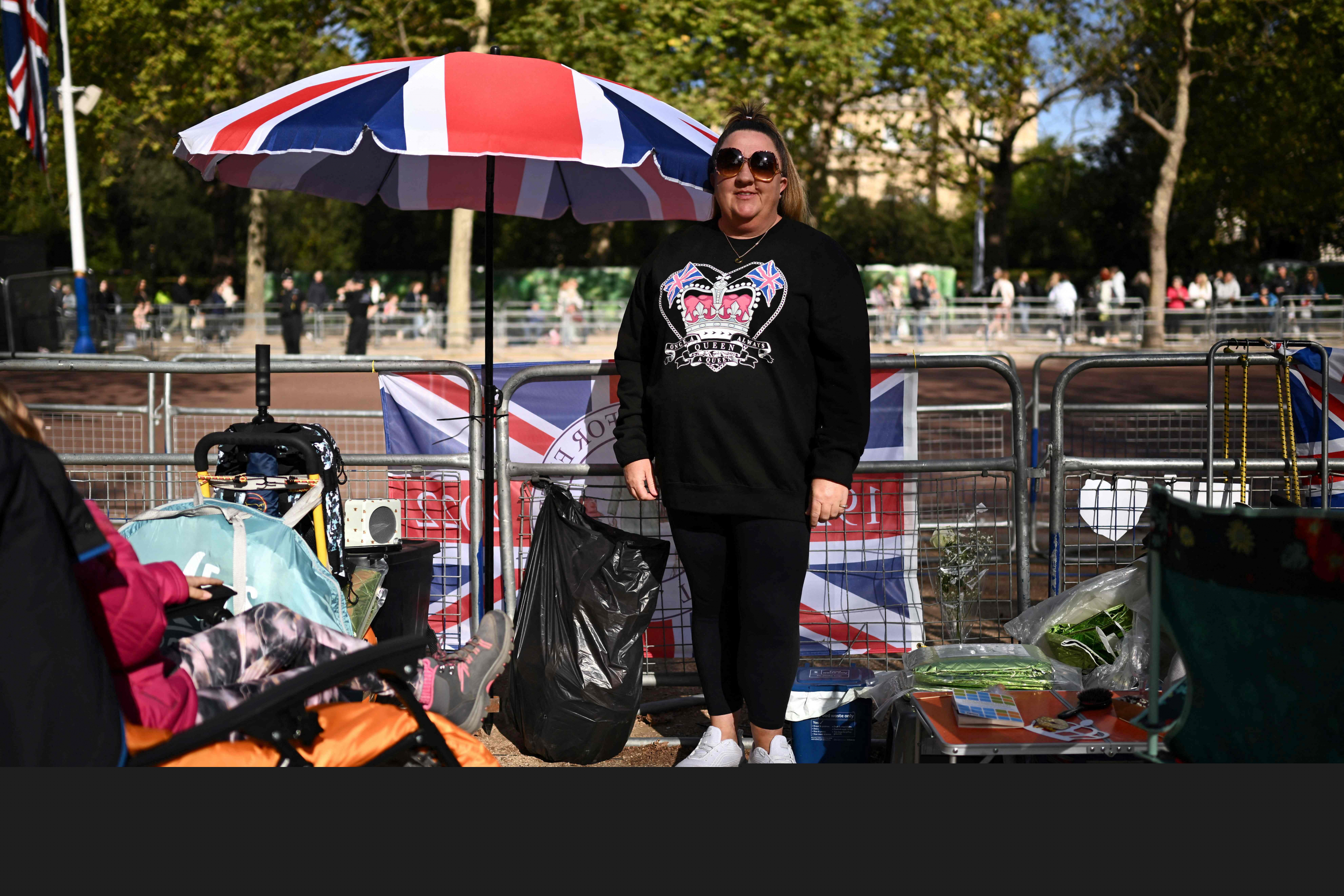 Personas esperan en las calles de Londres por el cortejo fúnebre de la reina Isabel II. Foto: AFP