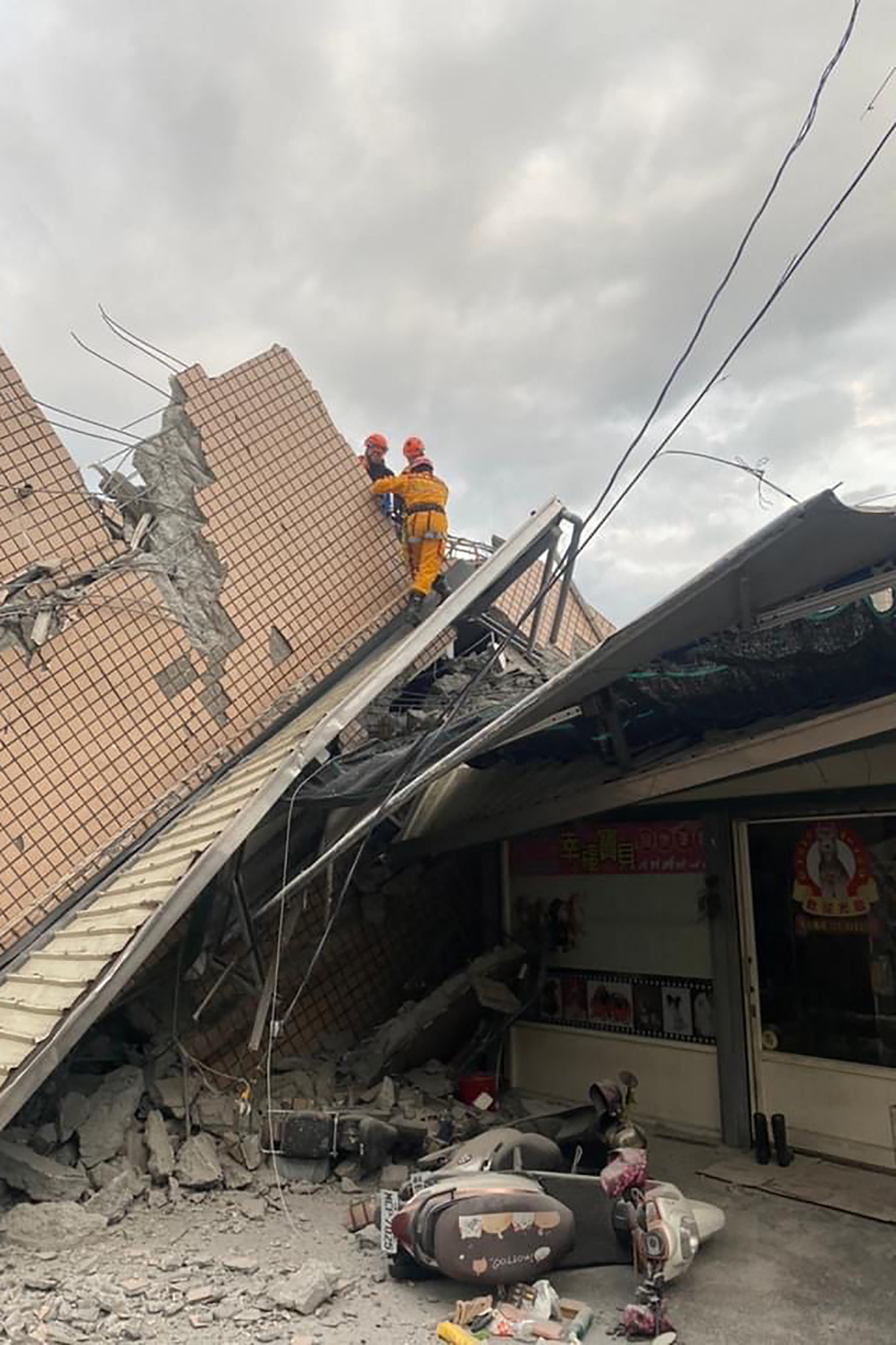 Destrozos causados por terremoto en Taiwán este domingo. Foto: AFP