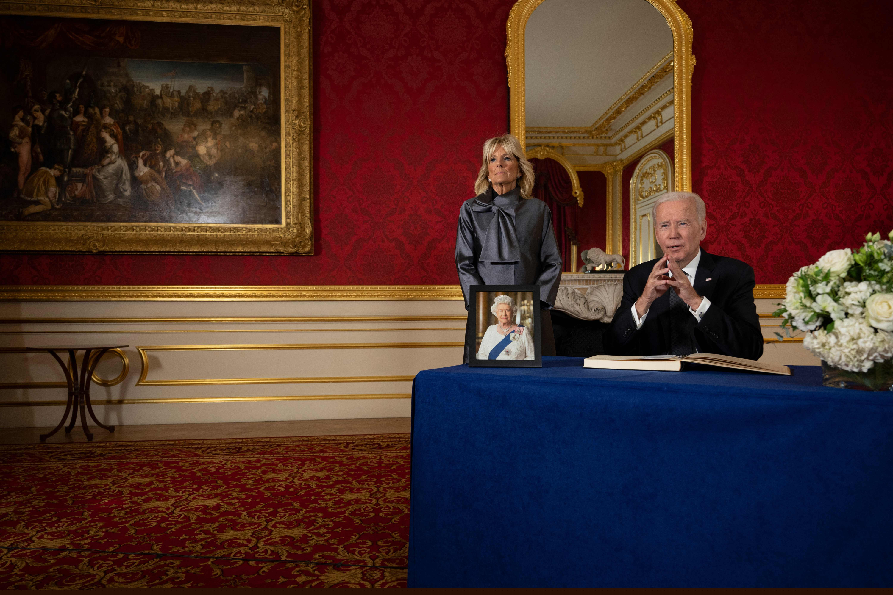 Joe Biden firmó el libro de condolencias de la reina Isabel II. Foto: AFP