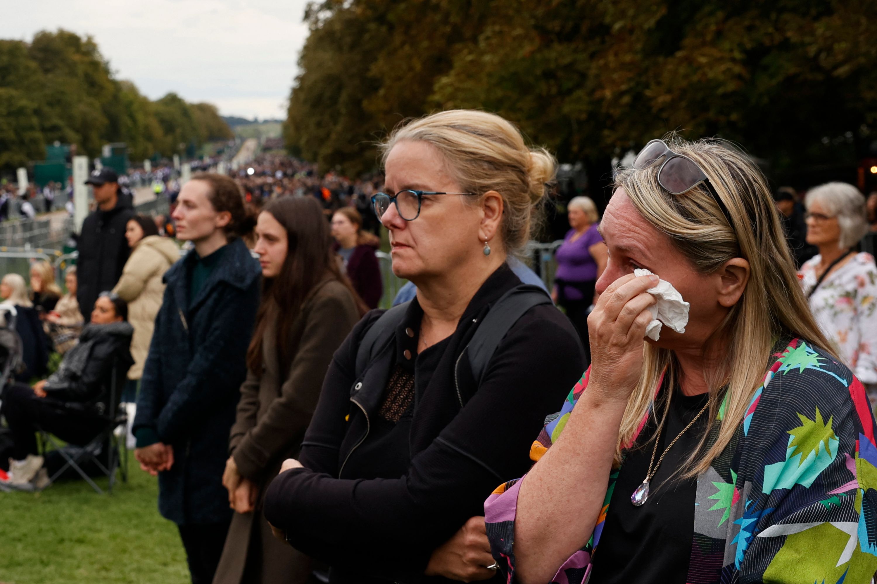 Personas se emocionan en la última despedida de la reina Isabel II. Foto: AFP.