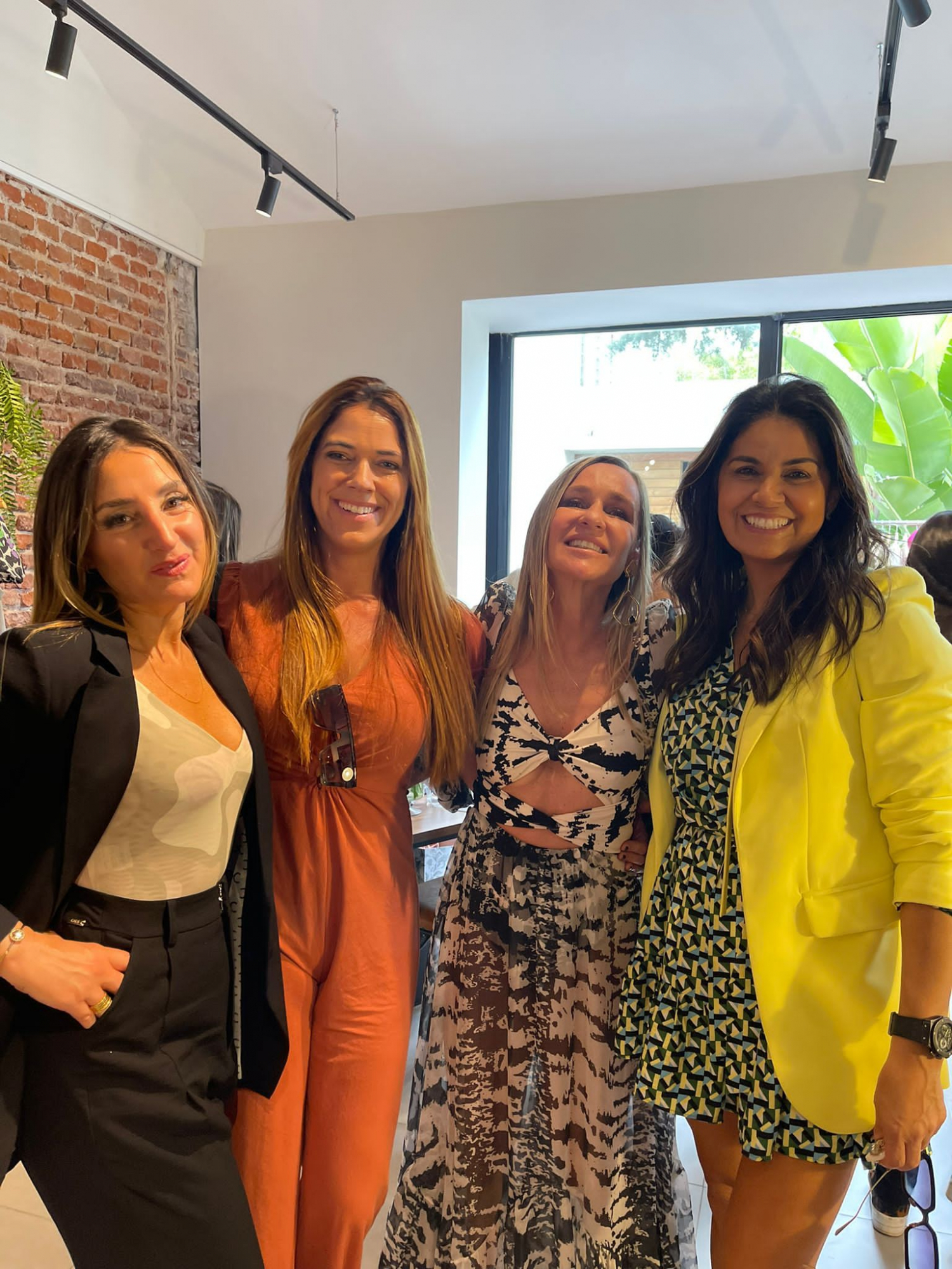 Ale Gonella, Cynthia Baba, Daniela Dahmer y Verónica Alonso tras el desfile de la marca de moda brasileña que está en Montevideo.