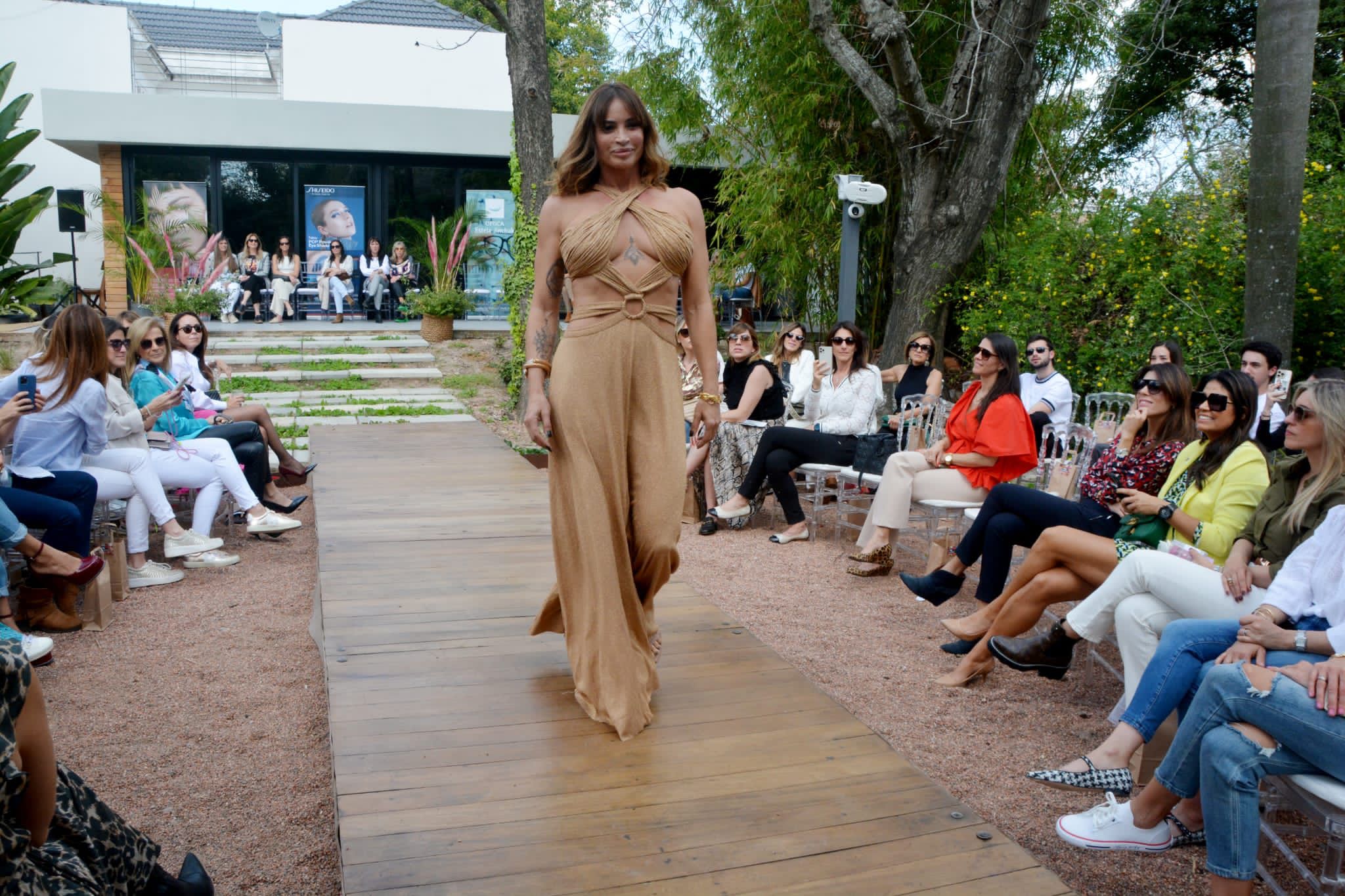 Claudia Fernández abre el desfile.