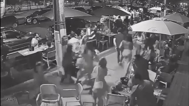 Personas corriendo generaron pánico en un bar de Brasil