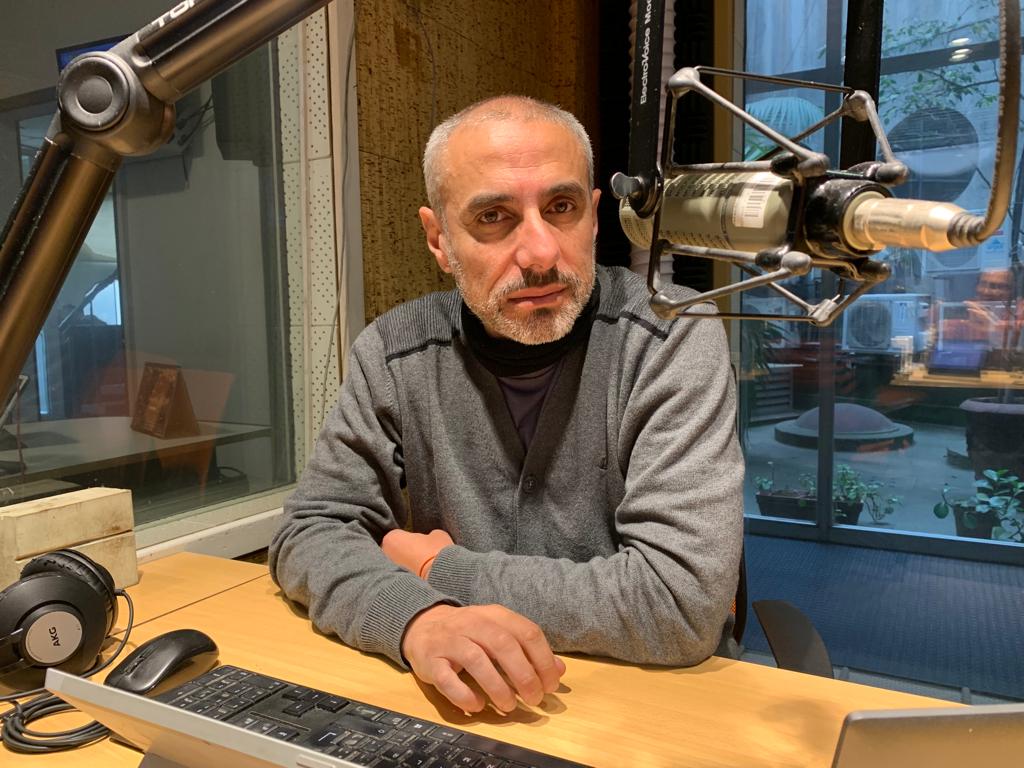 El periodista Gabriel Pereyra en Informativo Sarandí. Foto: Gentileza Radio Sarandí