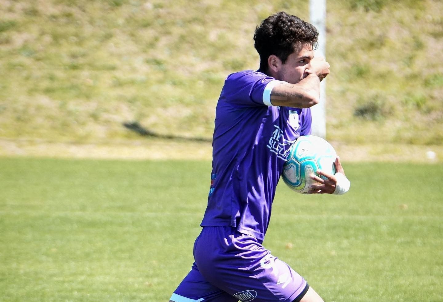 Diego Abreu celebra con la camiseta de Defensor Sporting. Foto: @DefensorSp.