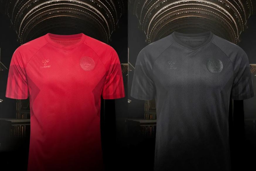 La camiseta titular de Dinamarca para el Mundial y una de las alternativas "de color negro luto". Foto: @hummelsport.