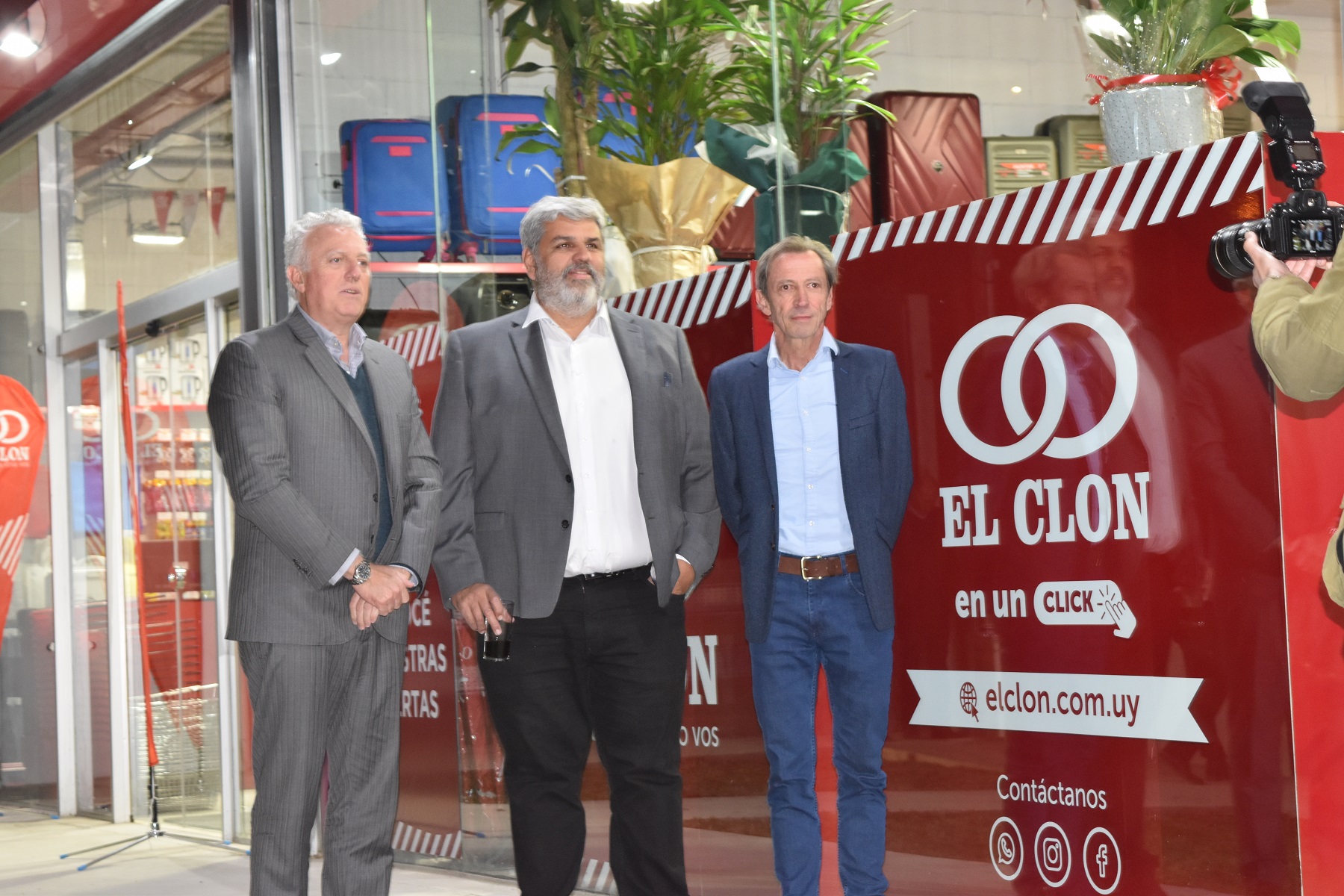 Jesús Rega, Director de Alimentos Las Acacias, Evaristo González Director de El Clon, Javier Serra, director de Montevideo Portal, observan las características de los nuevos salones de venta.
