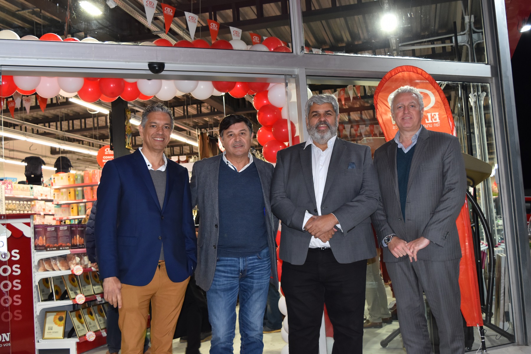 Pablo Martínez, Gerente General de Oprumin S.A , Daniel Rama, Director de Pontyn S.A., Evaristo González, Director de El Clon, Jesús Rega, Director de Alimentos Las Acacias, comentan los alcances del local que se incorpora a la red de sucursales.