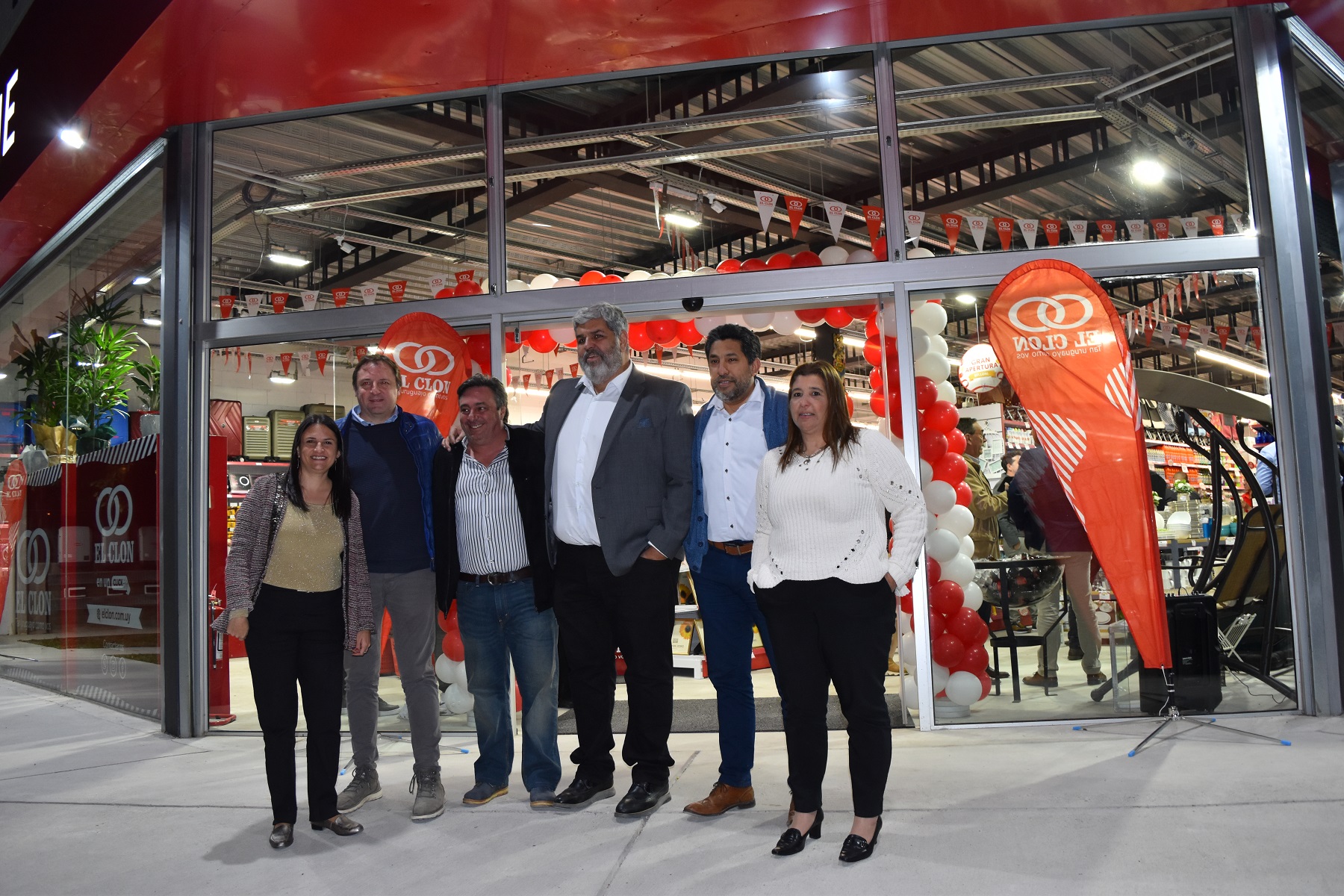 Representantes de El Clon, Virginia Gamio, Gerente de Marketing, Yvan Gauthier, Gerente Comercial, Washington Iglesias, Gerente de Logística, Evaristo Gonzalez, Director, Juan Trelles, Gerente de Tecnología y Laura Rosso, Sector de Importaciones.