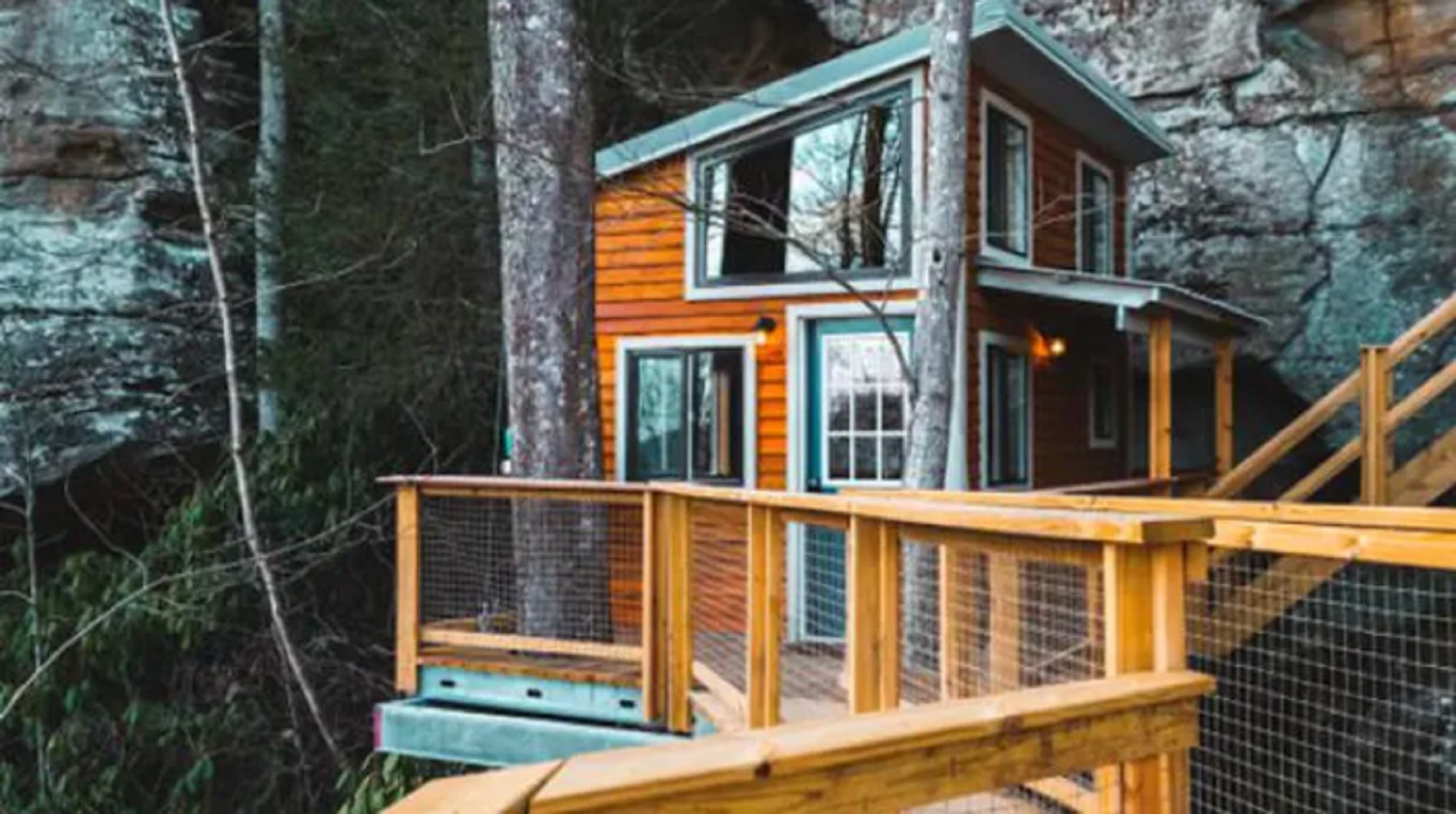 Esta casa instalada entre las rocas, en lo alto del Río Rojo en Campton, Kentucky. Foto: Airbnb