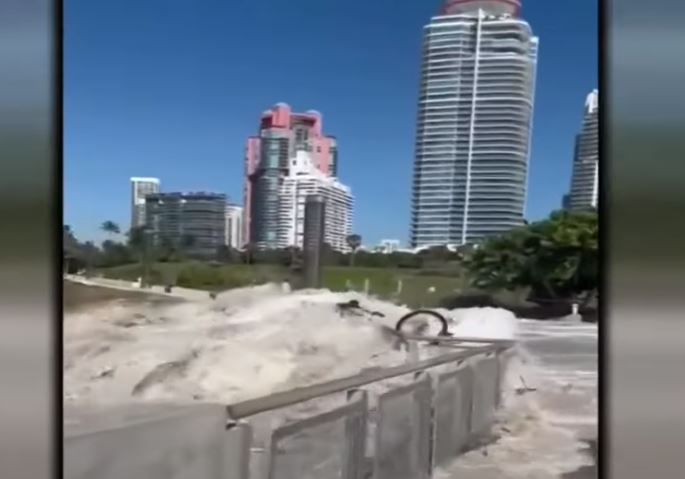 Una ola que se adentró en tierra dejó seis heridos en Miami. Foto: Captura de video