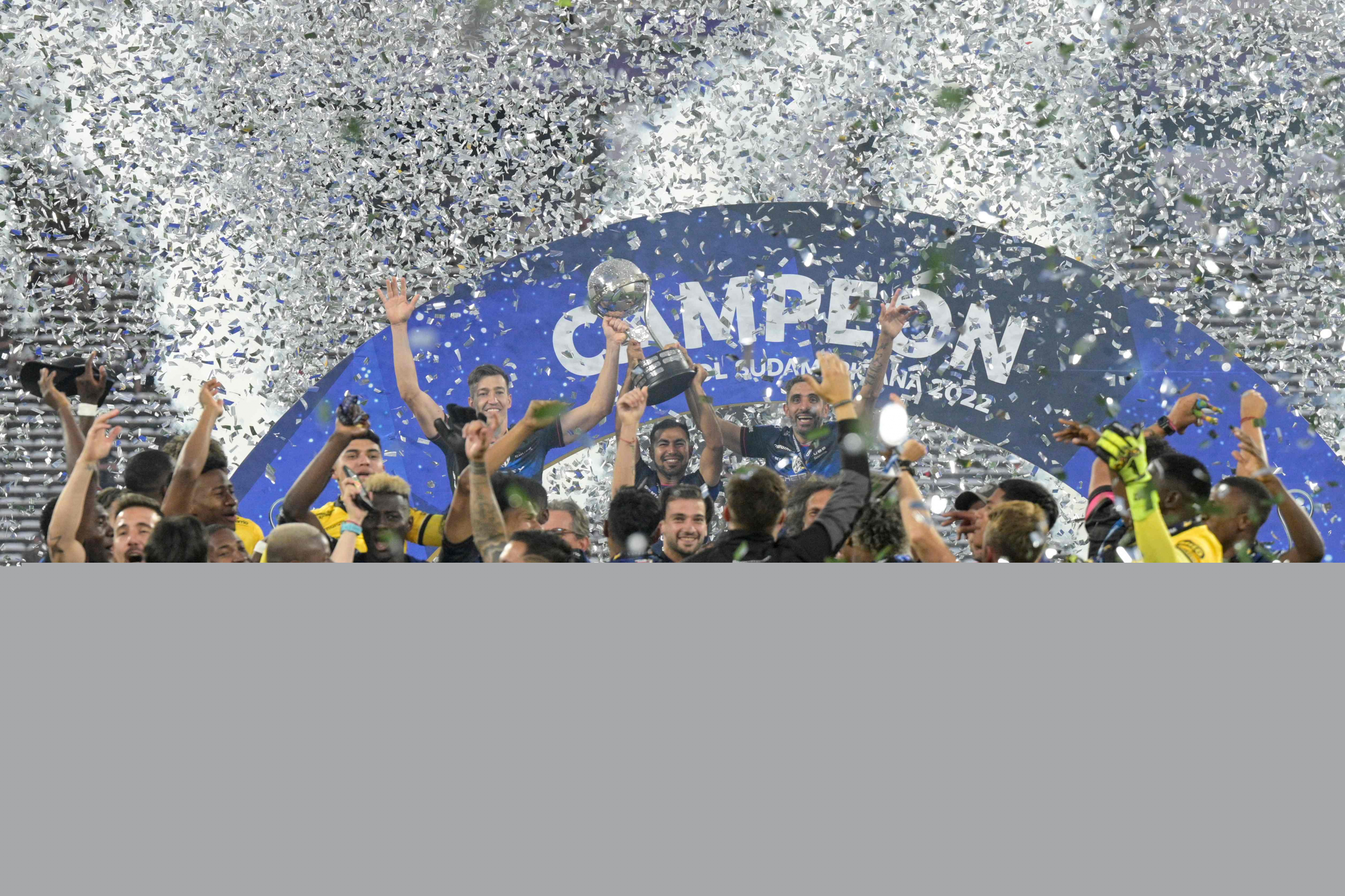Independiente del Valle con su copa de campeón de la Sudamericana 2022. Foto: AFP