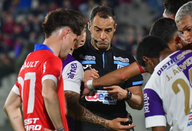 Esteban Ostojich en el Fénix-Nacional. Foto: Francisco Flores.