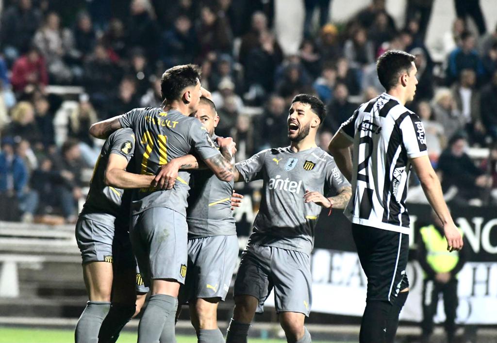 Peñarol celebra la victoria ante Wanderers. Foto: Leonardo Mainé.