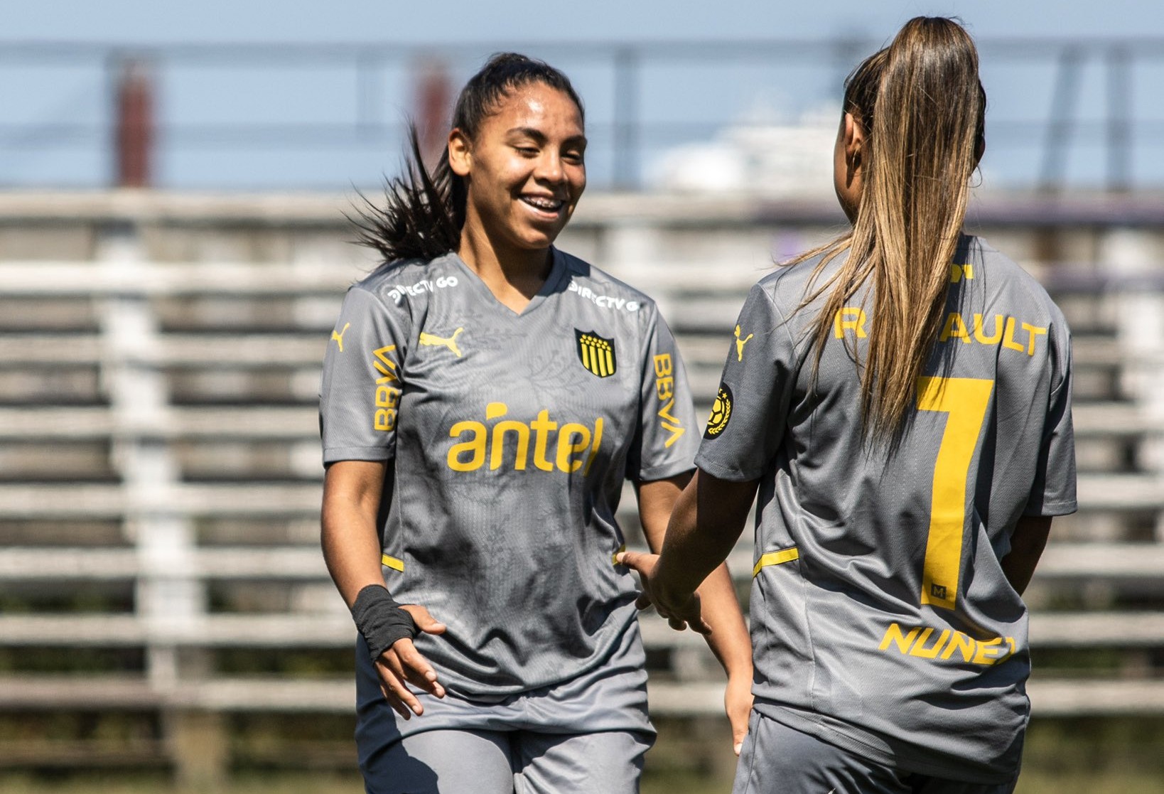 El festejo de Wendy Carballo en el Fénix-Peñarol. Foto: @AUFfemenino.