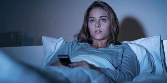 dormir mirando televisión