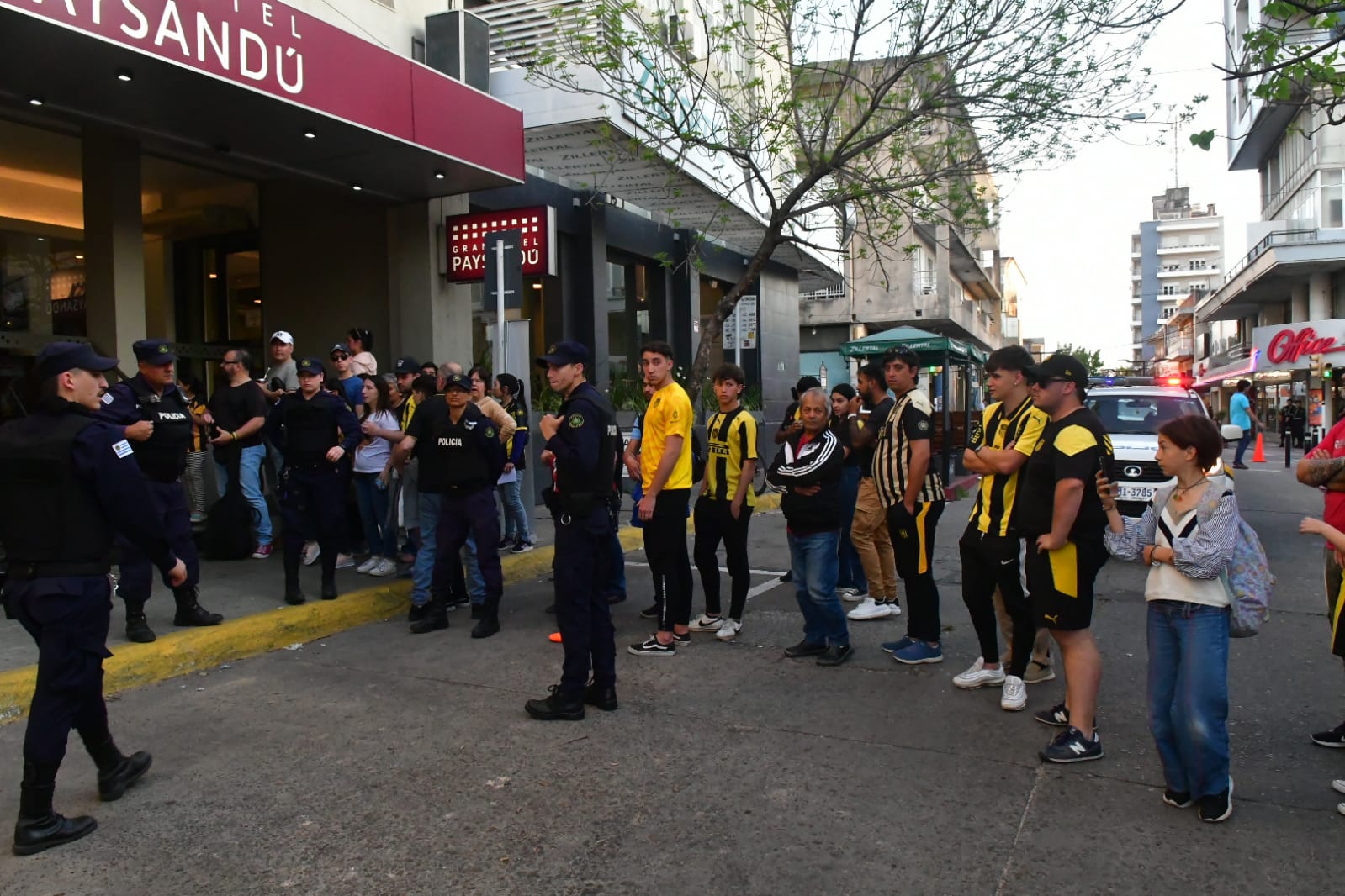 La previa de Peñarol-Plaza Colonia en Paysandú. Foto: Francisco Flores.