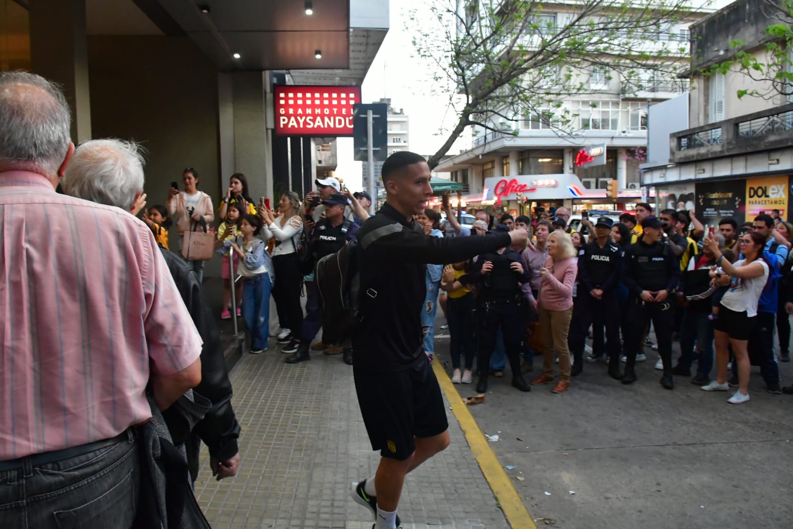 La previa de Peñarol-Plaza Colonia en Paysandú. Foto: Francisco Flores.