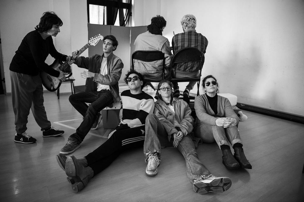 El elenco de El salto de Darwin junto a Roxana Blanco