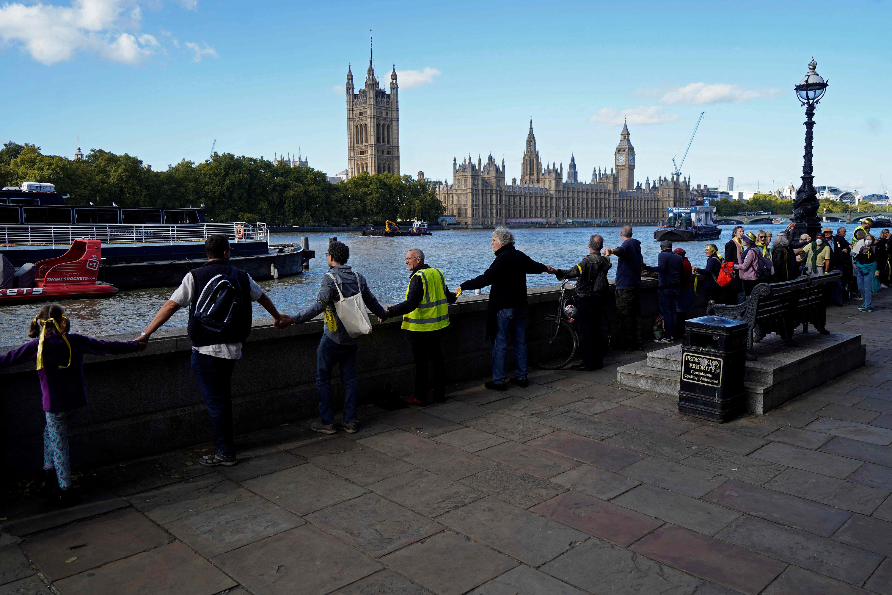 Cadena humana rodeó el Parlamento británico para pedir que no se extradite a Julian Assange a Estados Unidos. Foto: AFP