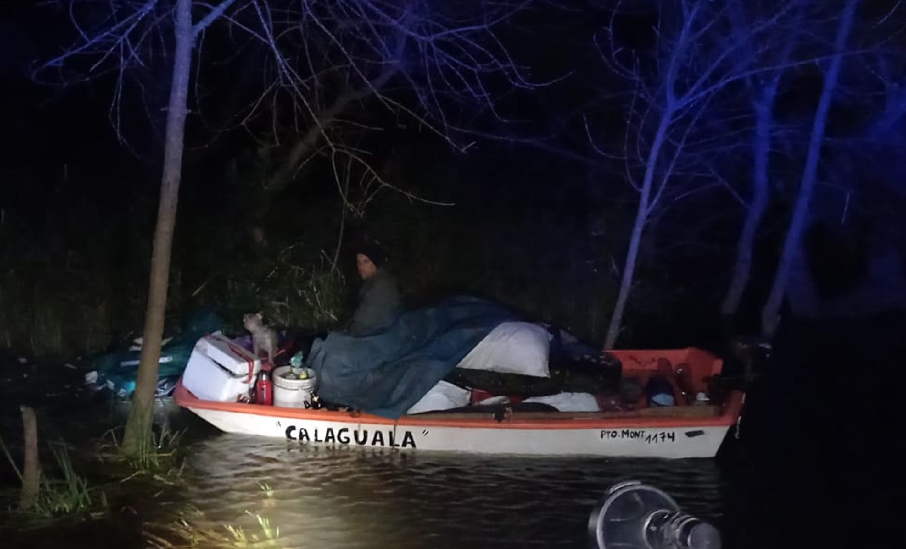 Evacuaron a diez personas que quedaron varados en una isla cercana a la localidad de Las Brujas (Canelones). Foto: Armada Nacional