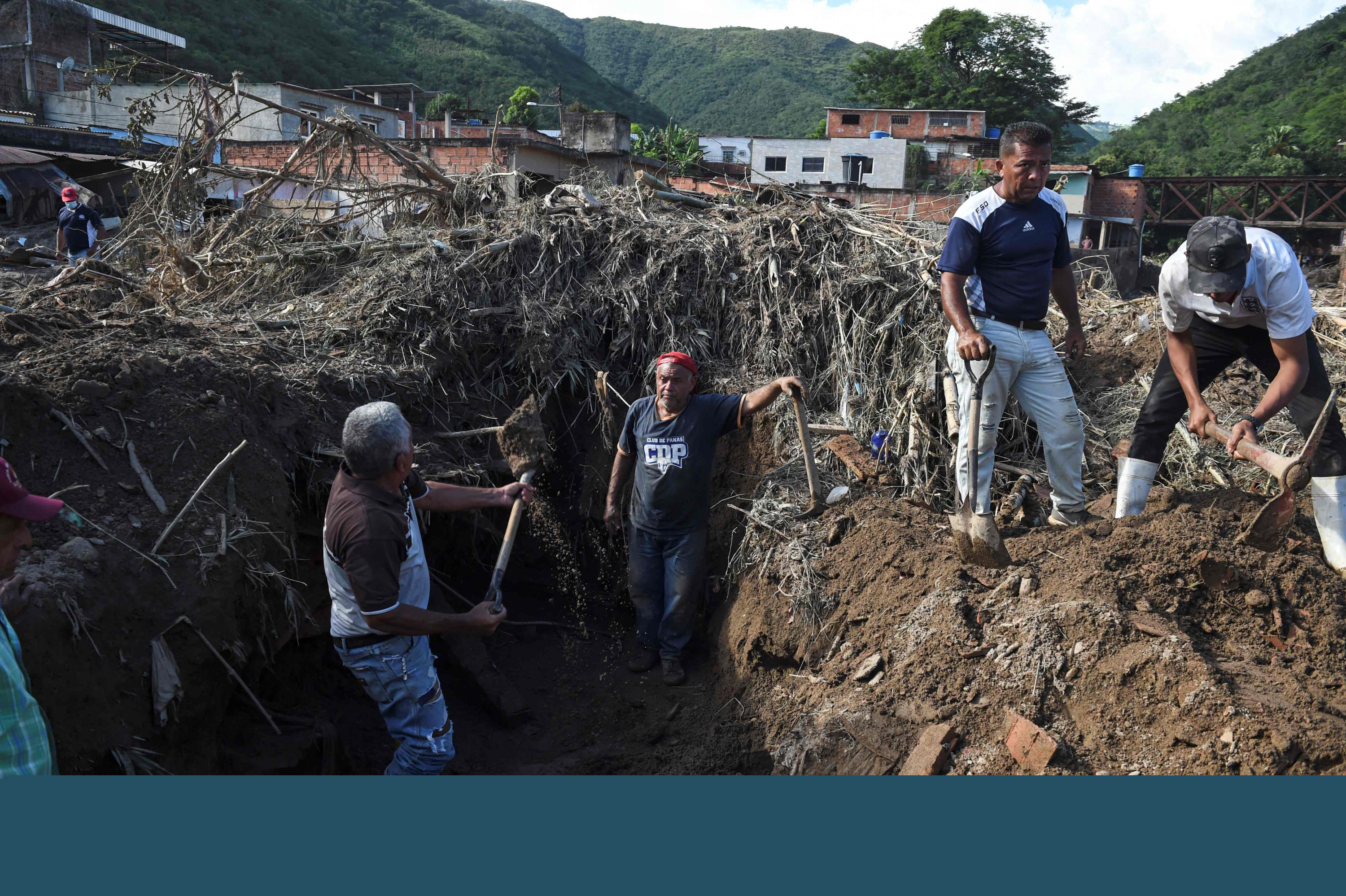 Trabajos para recuperar las zonas afectadas por deslaves en Venezuela. Foto: AFP