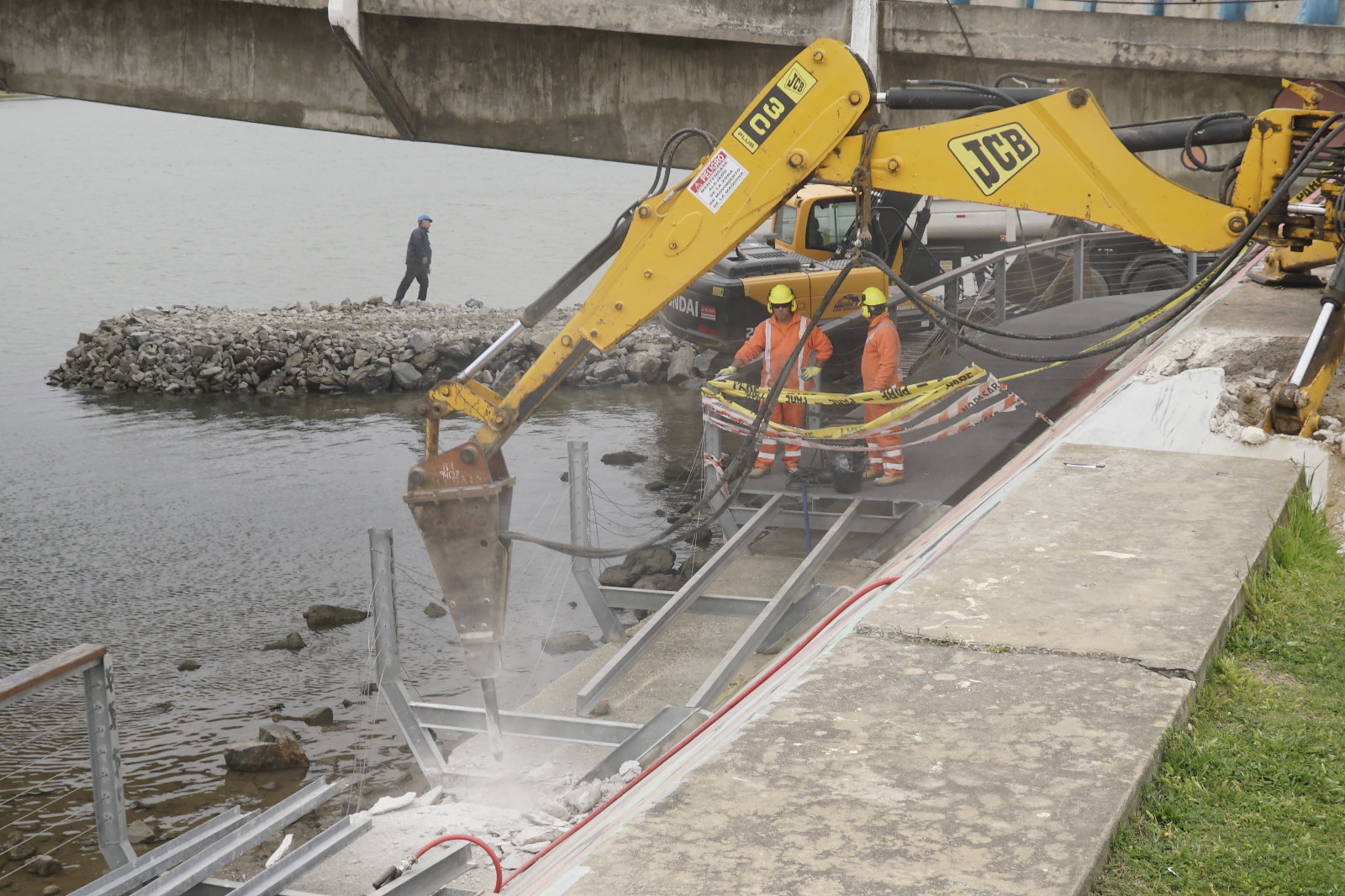 Obra de apuntalamiento en puente de La Barra. Foto: Ricardo Figueredo