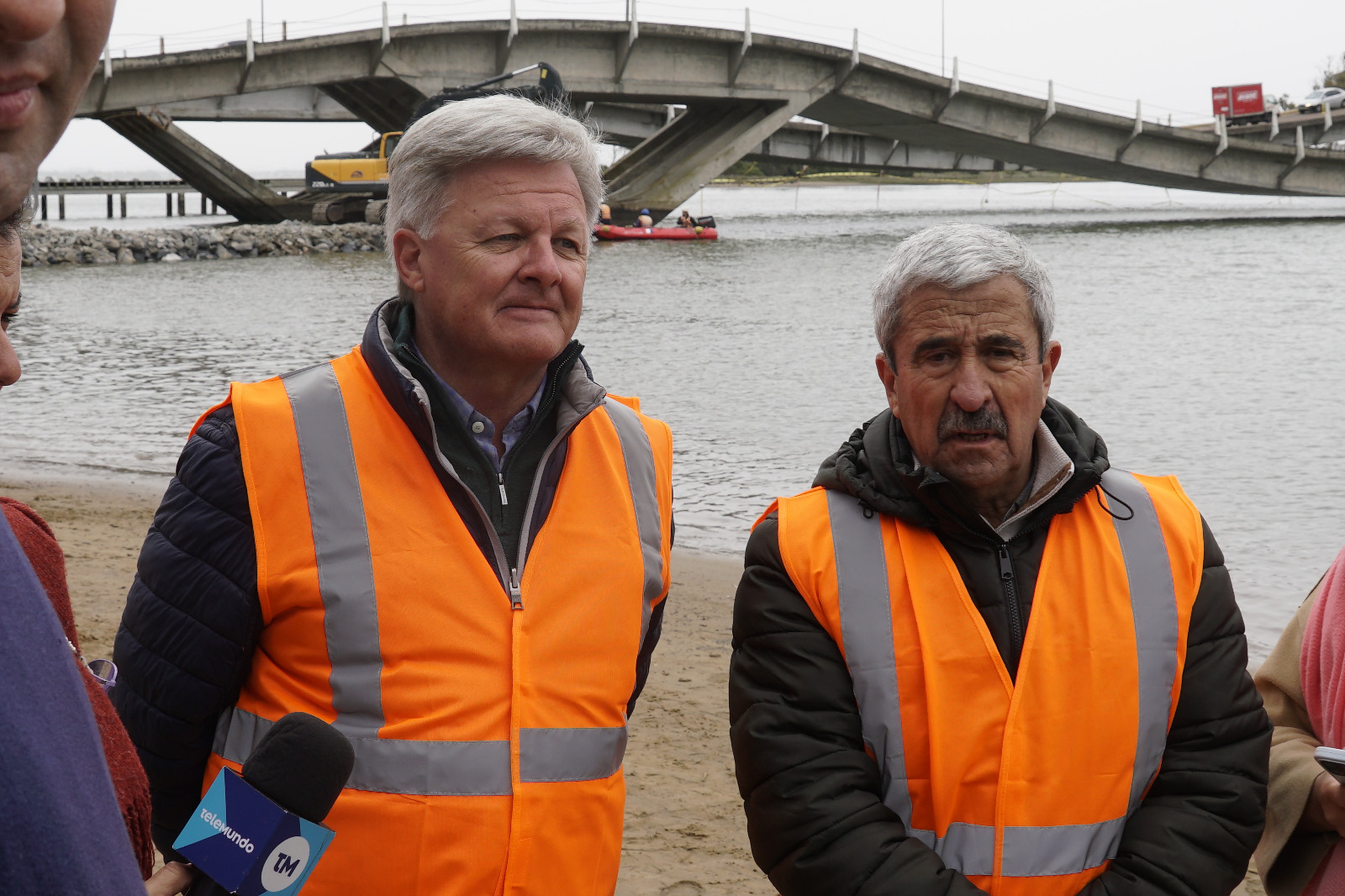 Darío Camacho y Eduardo Carrera en obra de apuntalamiento en puente de La Barra. Foto: Ricardo Figueredo