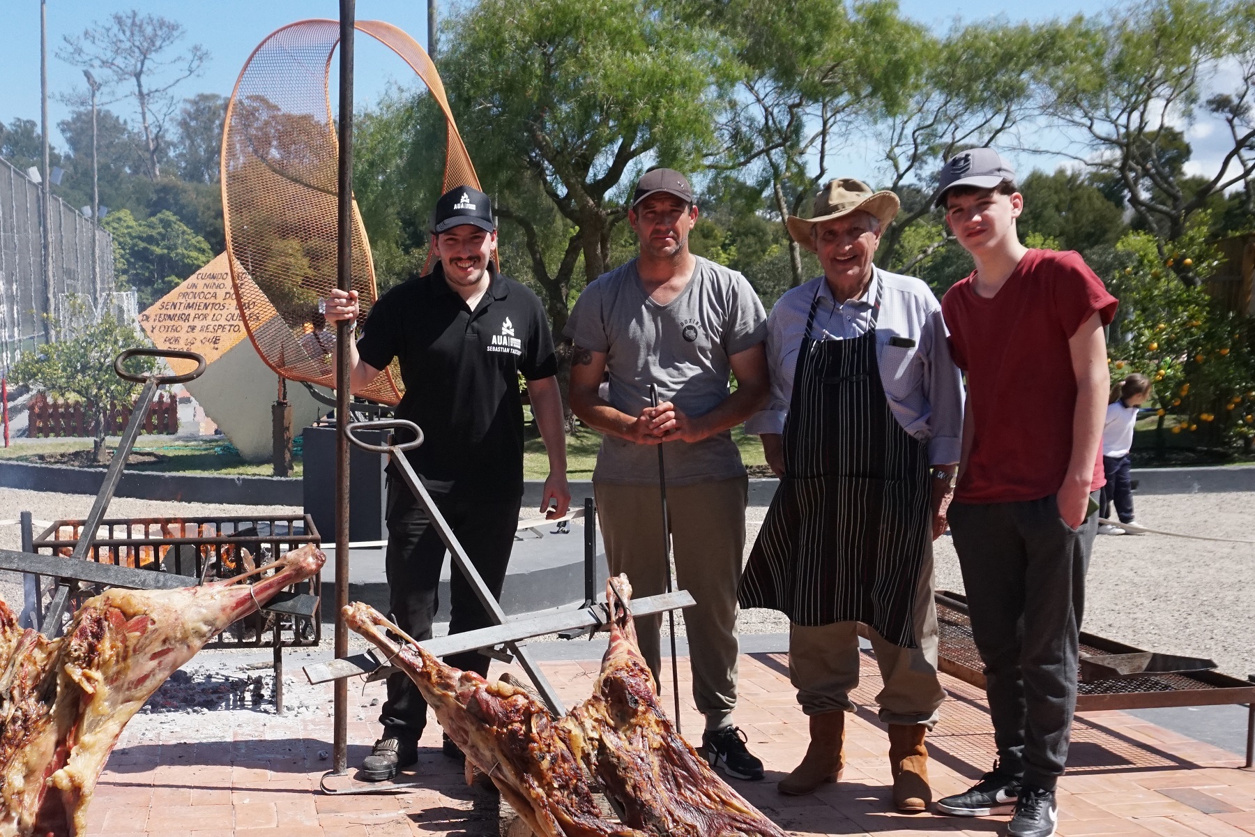 Sebastián Gonçalves Tassano, Wilson Tabeira, Conrado Bonilla y Joaquín Tabeira junto a la deliciosa carne asada para el evento.