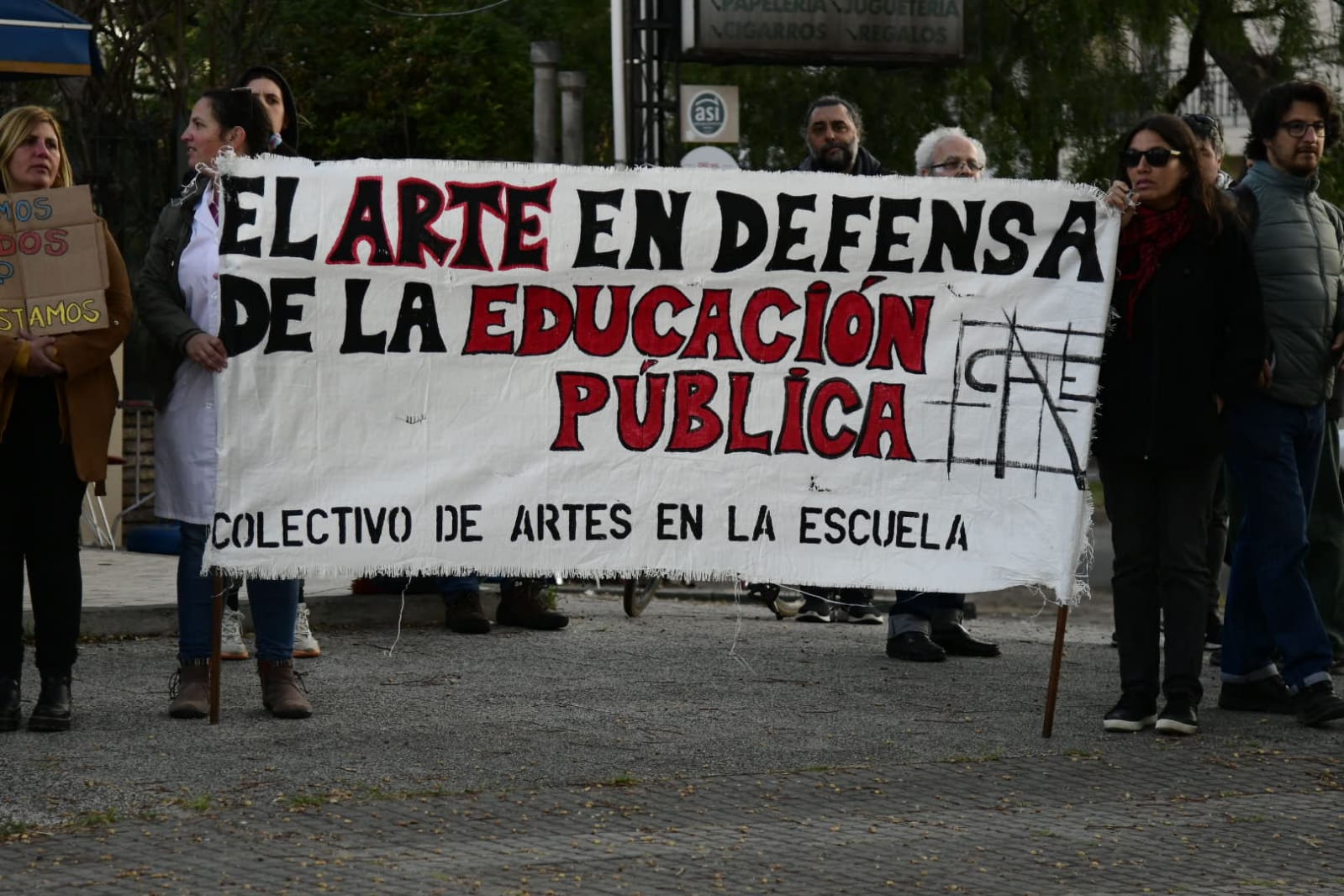 Manifestación de ADES y Fenapes en el "cara a cara" de Robert Silva en Escuela Experimental de Malvín