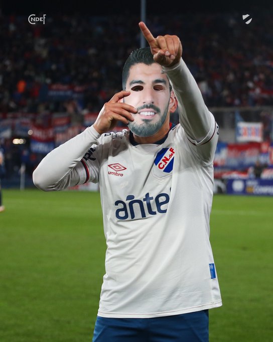 Keke Almeida y su festejo del gol con la careta antes de que Suárez llegara a Nacional. FOTO: Nacional.