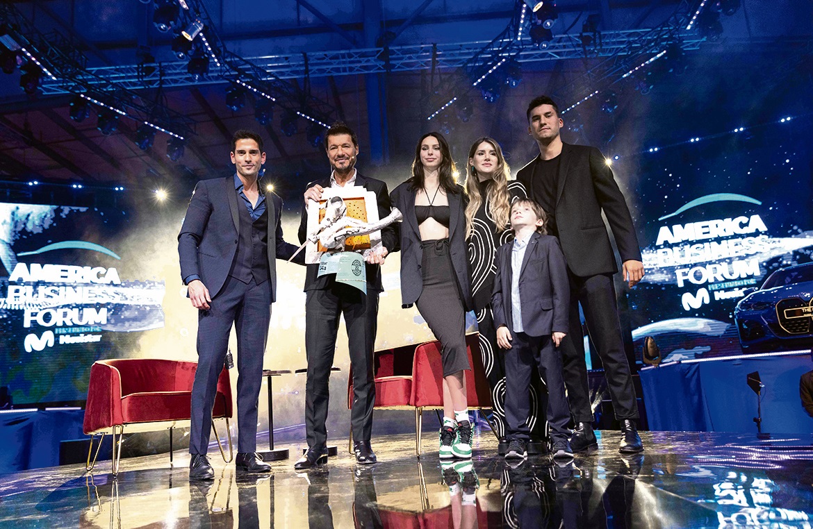 Tinelli recibió un obsequio en el cierre del America Business Forum.