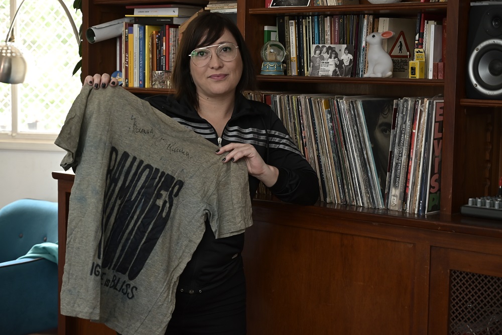 Rossanna Piedra con la remera autografiada por Ramones. Foto: Leonardo Mainé