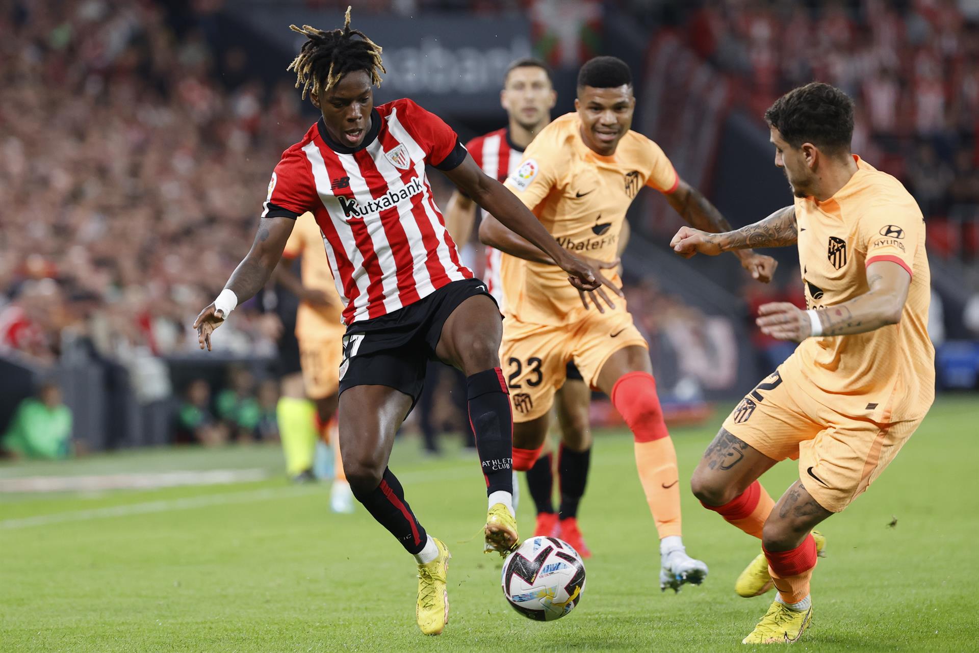 José María Giménez en acción en el partido de Atlético Madrid y Athletic Club de Bilbao. Foto: EFE