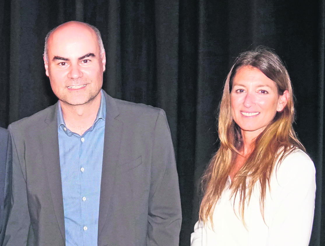 El director de Segmento Masivo de Movistar, Fernando Leis y Paula Brugnini, de El País. Foto: Ricardo Figueredo.