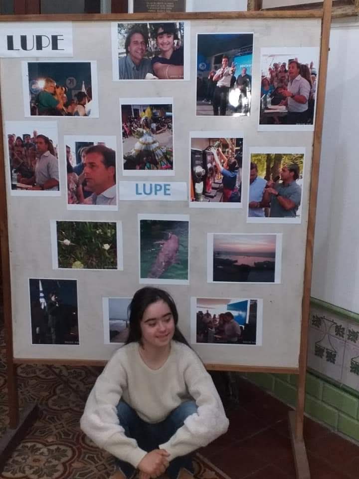 Lupe posando junto a sus fotos tomadas en campaña y expuestas en la sede del Partido Nacional Foto: Claudia Méndez