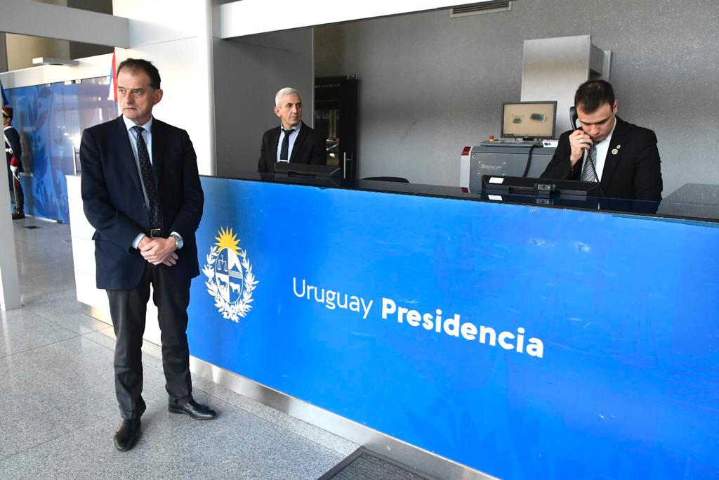 Guido Manini Ríos ingresando a la Torre Ejecutiva