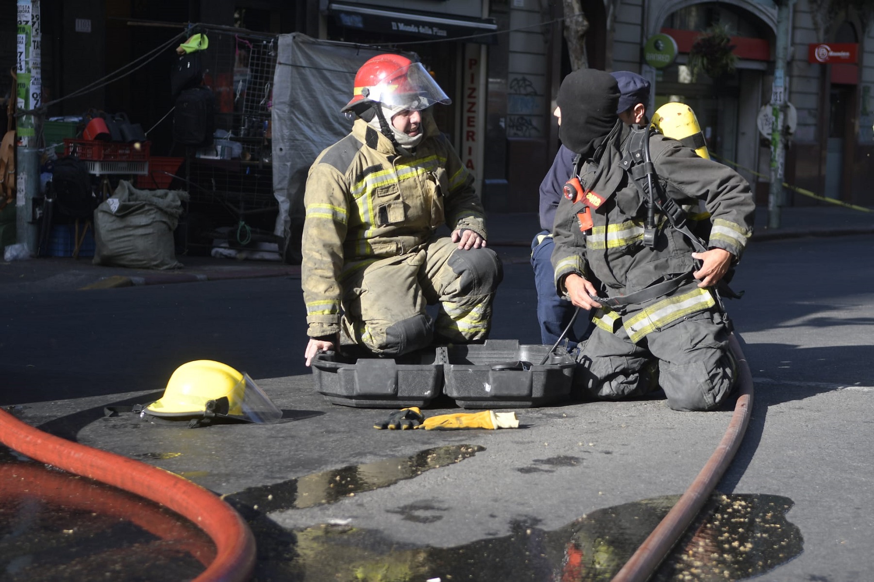 Bomberos trabajando en el hotel incendiado en el Centro. Foto: Juan Manuel Ramos.