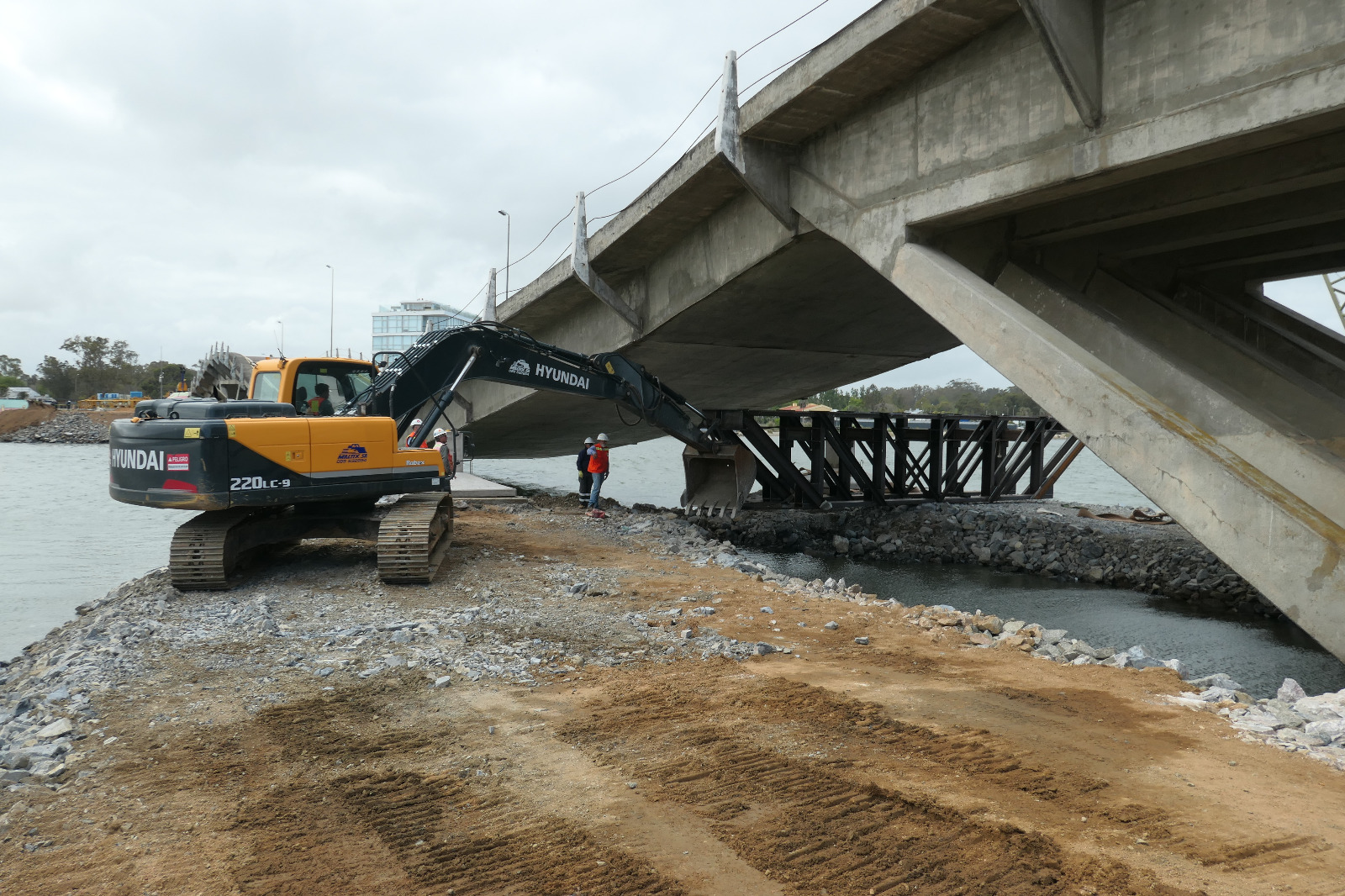 Máquina trabajando en el puente de La Barra. Foto: Ricardo Figueredo.