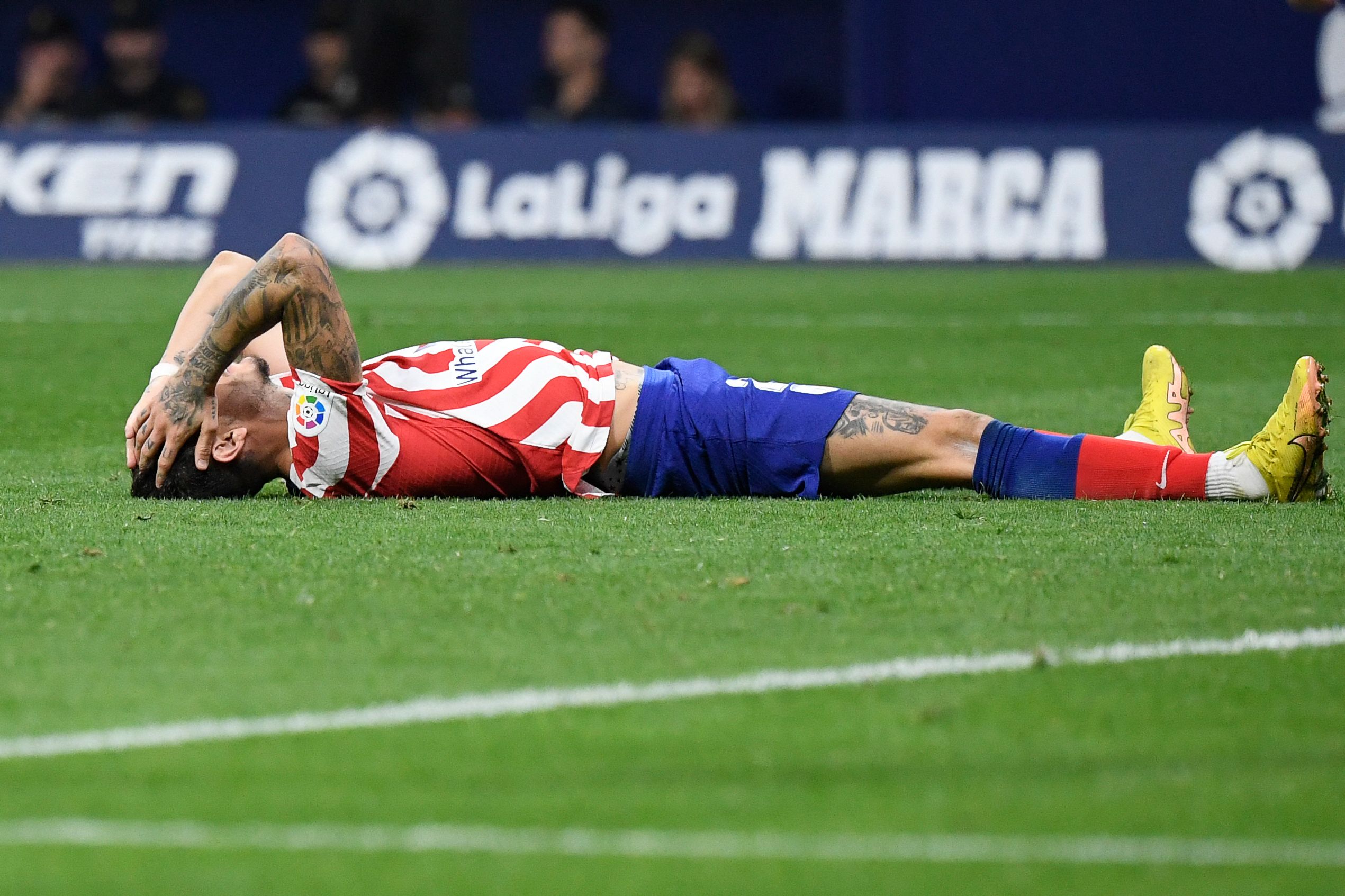 José María Giménez se lamenta en el partido de Atlético Madrid ante Rayo Vallecano. Foto: AFP