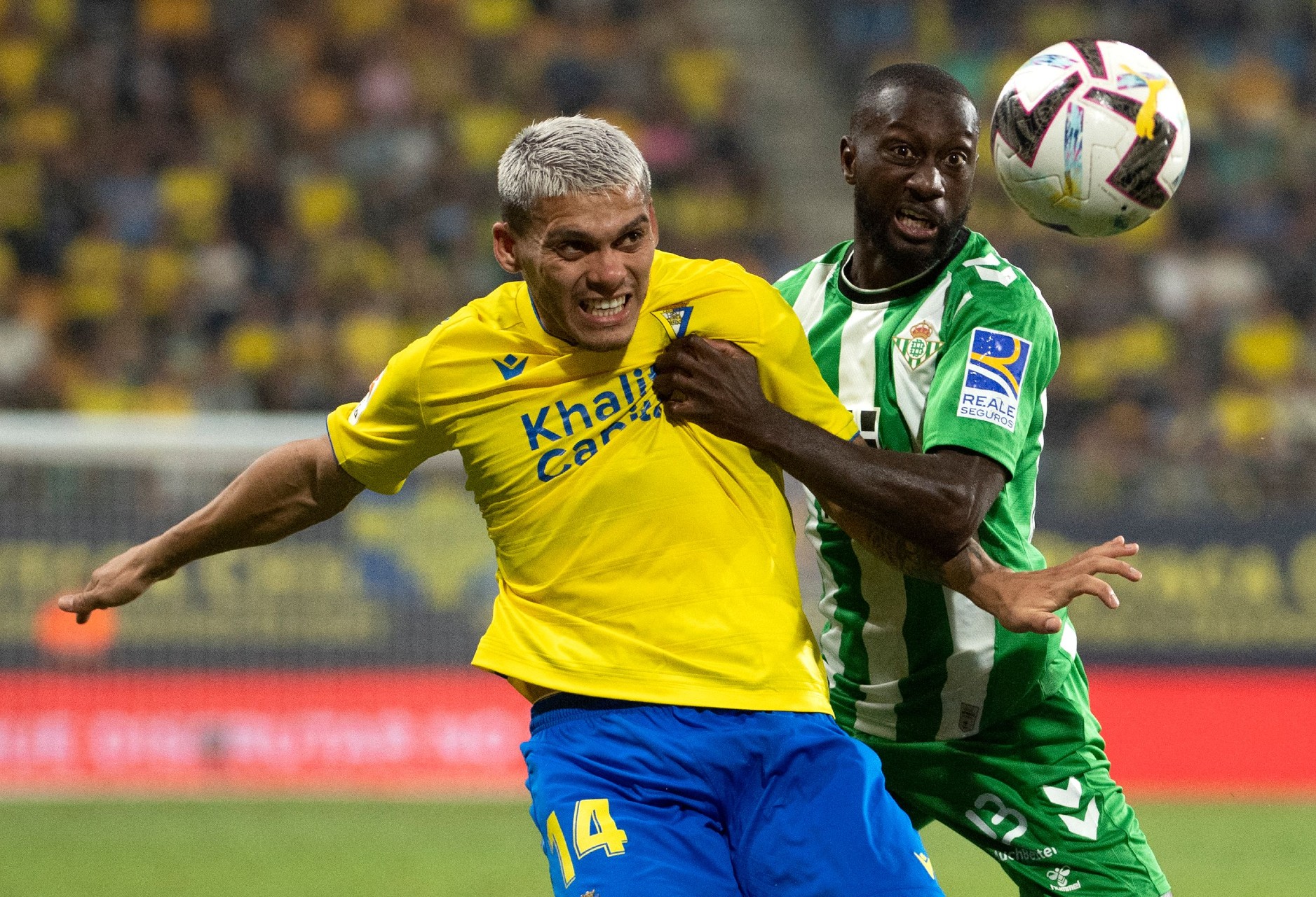 Brian Ocampo en el duelo entre Cádiz y Betis. Foto: AFP.