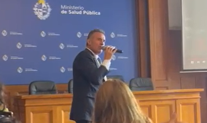 Daniel Salinas cantando en karaoke